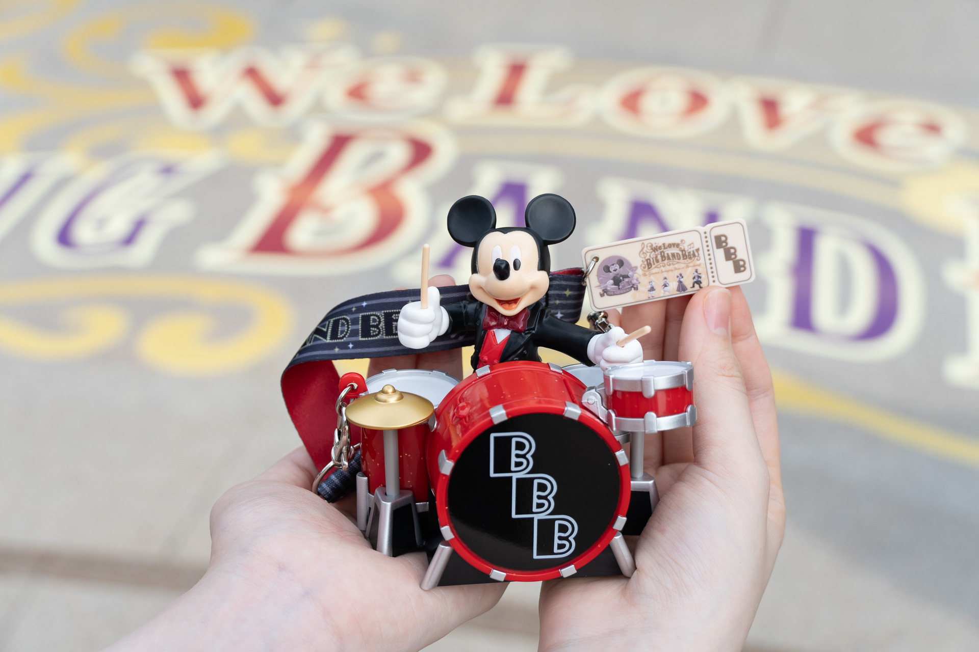 ミッキーの表情やドラムのパーツだけでなく、ステージのロゴをあしらったストラップやチケットのレプリカなど、細部までこだわりを感じるスナックケース
