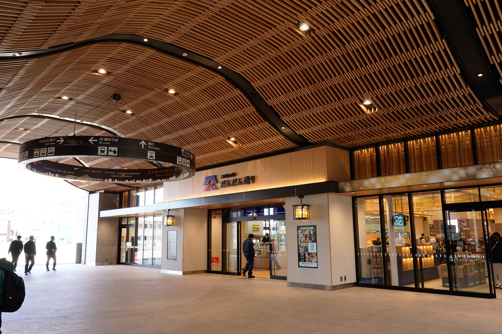 松山駅のラチ外コンコース。これは北側の、商業施設がある側を向いている