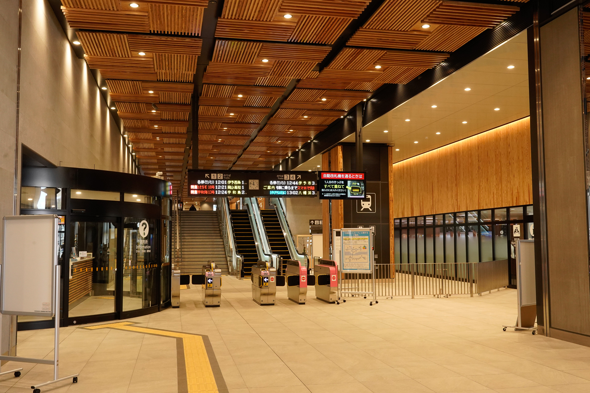 そこから改札の側を見たのがこの写真。改札の先で1階層上がり、左右のホームにつながるところは旭川駅と似ている。連続立体化を契機にゼロベースで構築すれば、分かりやすくスッキリした駅ができる