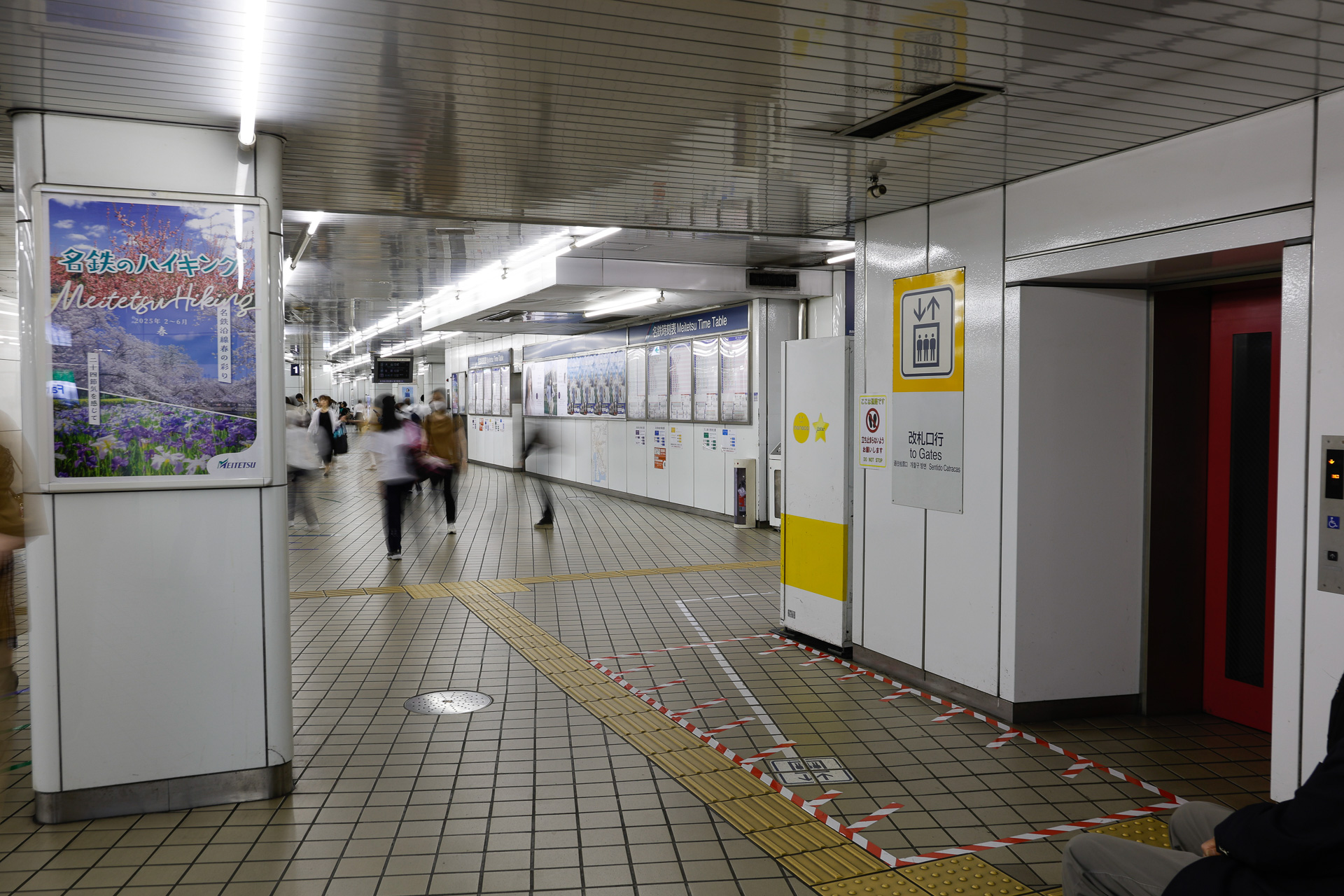 ホームの側壁がまっすぐ通っておらず、でこぼこしている。線路もまっすぐではない