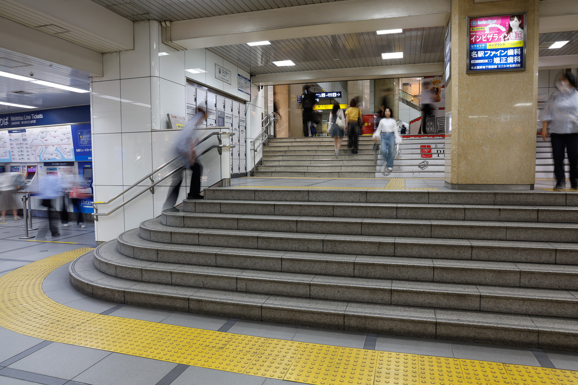 その階段を降りた先から振り返る。正面は中央改札口（出口専用）に通じており、中央改札口（入口専用）と出札口は左手にある