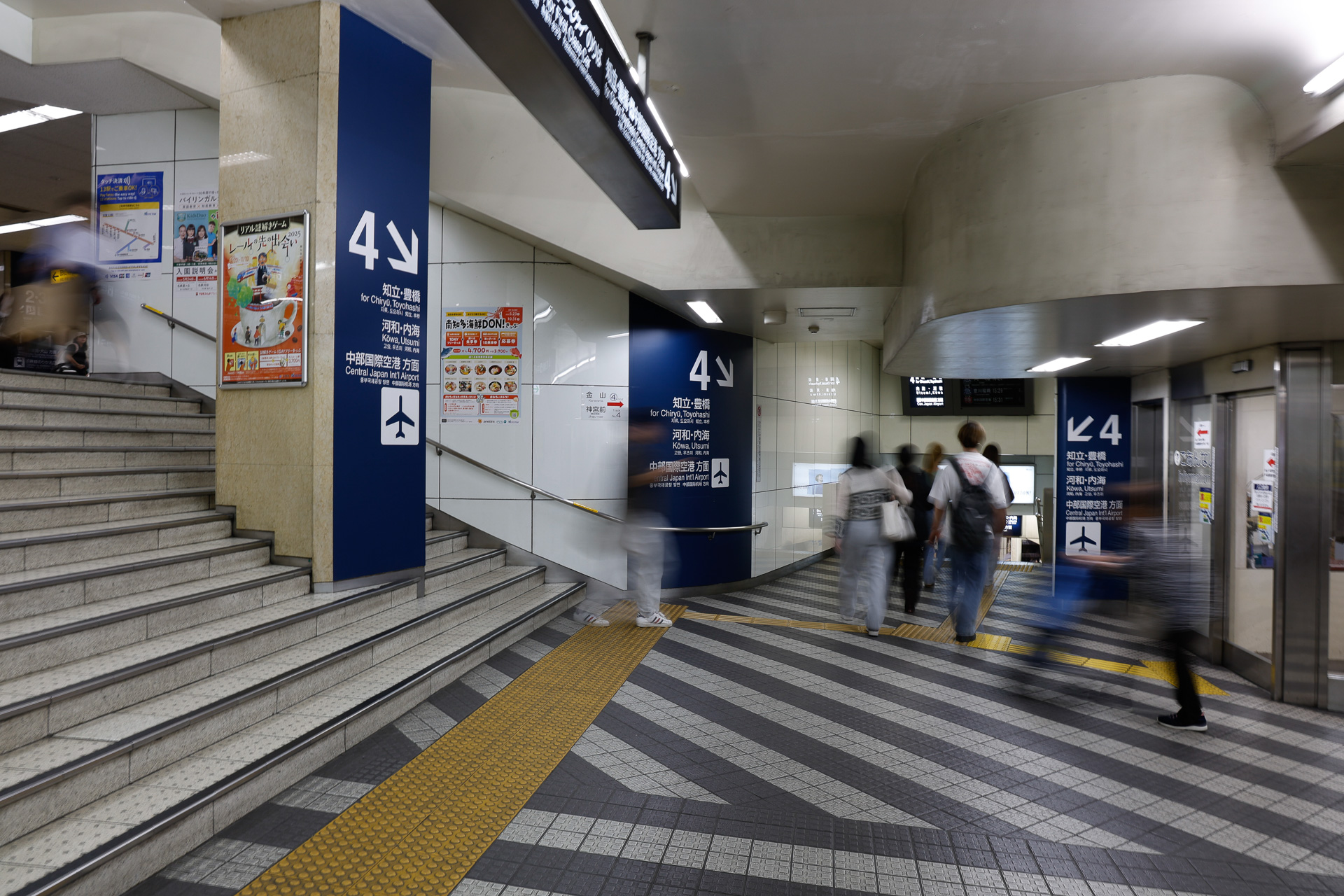 中央改札口（入口専用）から入場すると、豊橋方面に向かう4番線は階段を下りるだけだが、1～3番線に向かうときにはいったん階段を上る（左手）