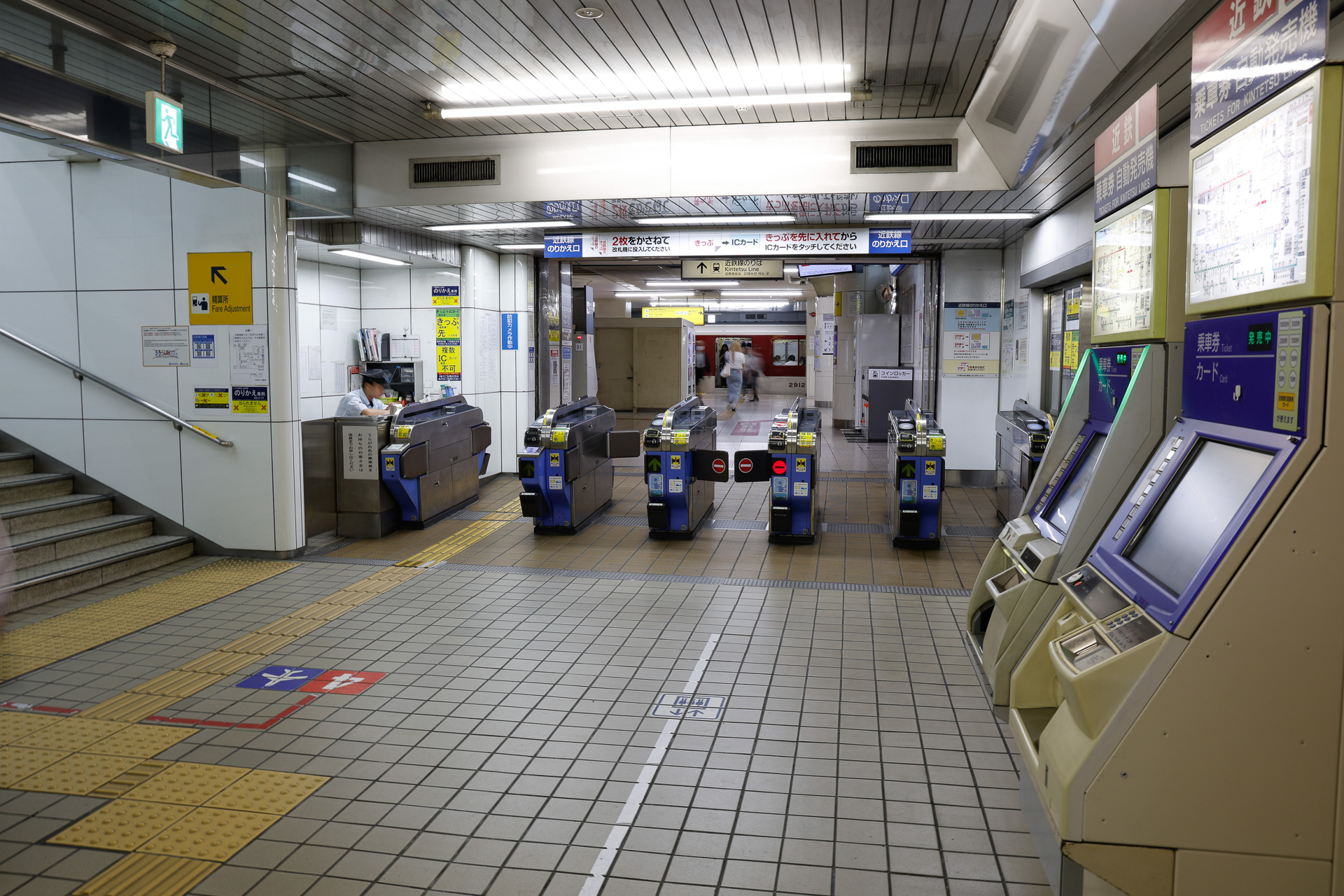 新岐阜方面ホームの壁の向こう側は近鉄名古屋駅で、境界部分に乗り換え改札がある。これでは拡張のしようがない