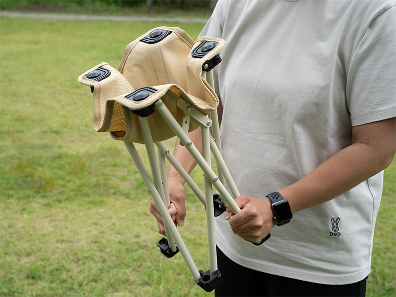 パッと開くだけで組み立てられる