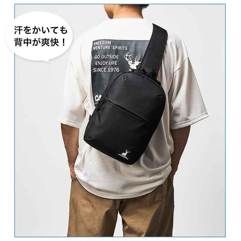 クッション性のあるメッシュ素材は通気性にすぐれ、汗をかいても背中が蒸れにくい