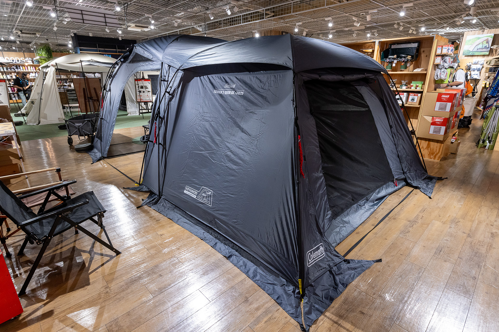 手前が寝室で奥がリビングスペースになる。寝室のサイドには開口部がないデザイン