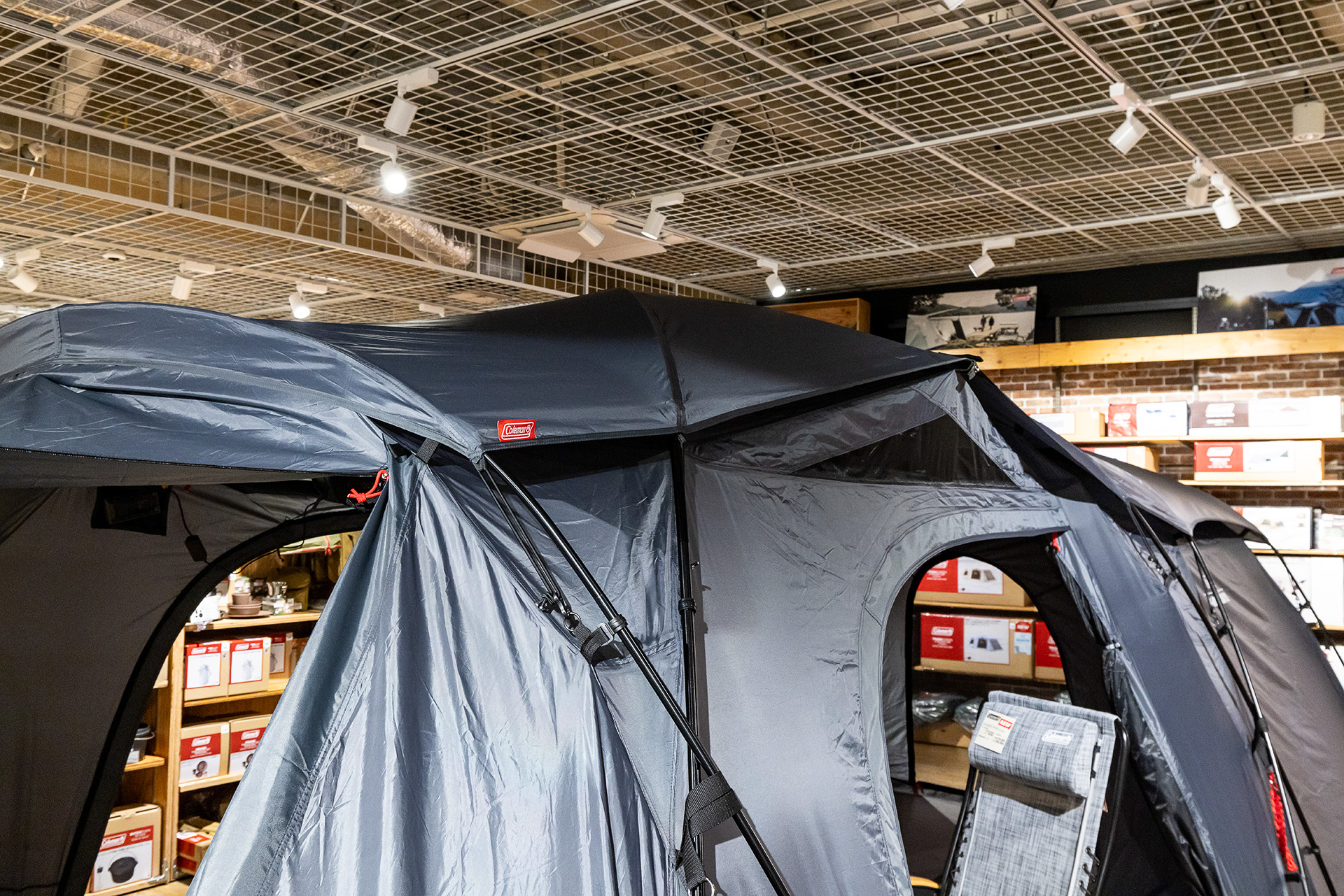 日差しを遮るルーフフライシート