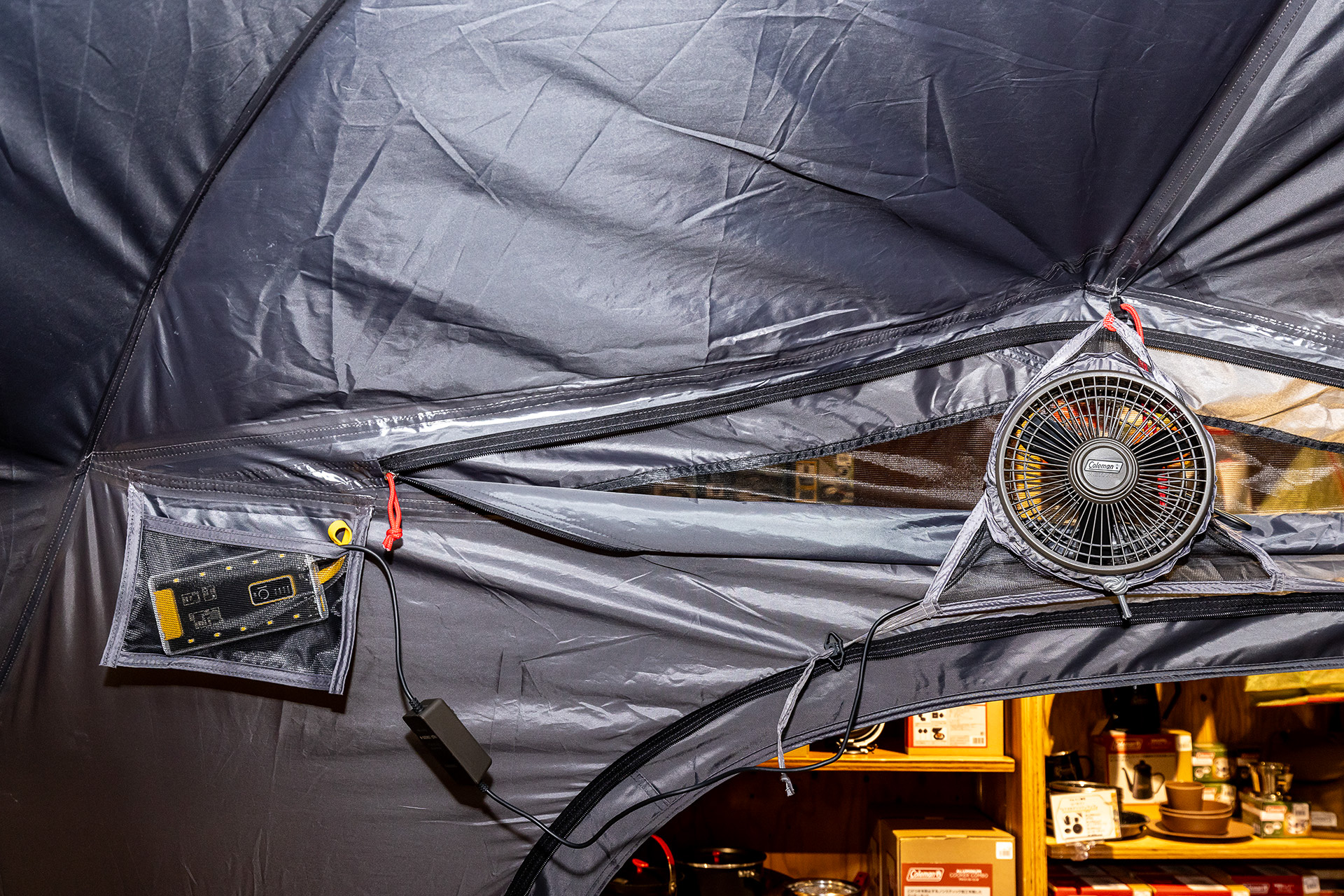 天井横にベンチレーションを用意。オプションのファンベンチレーションをセットすれば換気や送風が可能で快適さがアップ