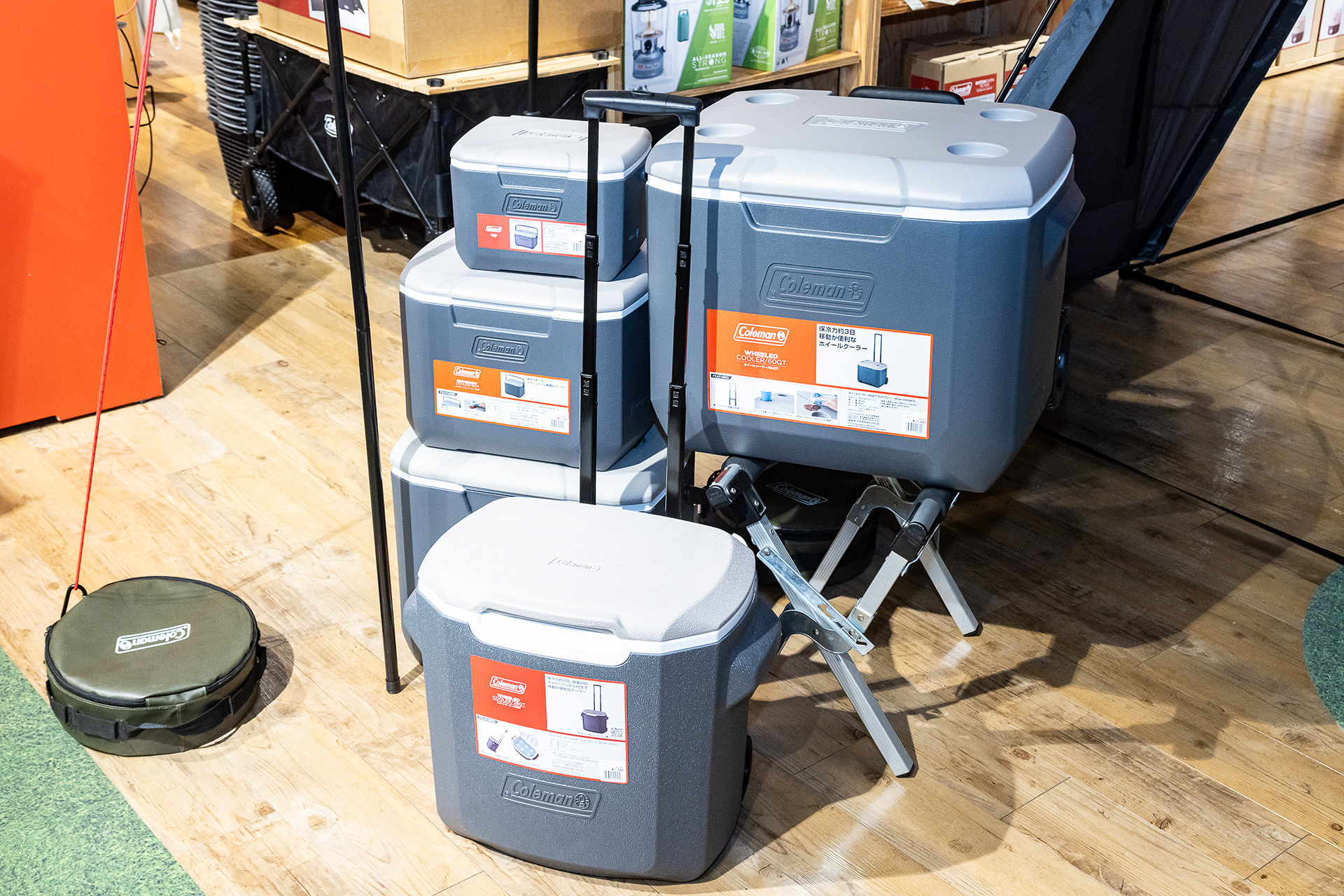 テントと揃えるのにぴったりなハードクーラーは約4.7～56Lを用意。ホイール＆ハンドル付きモデルも設定