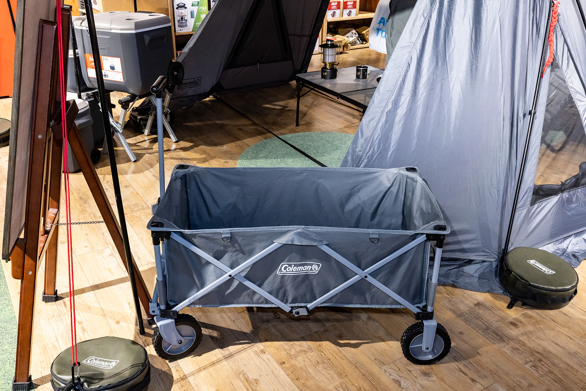 グレーカラーのアウトドアワゴンも