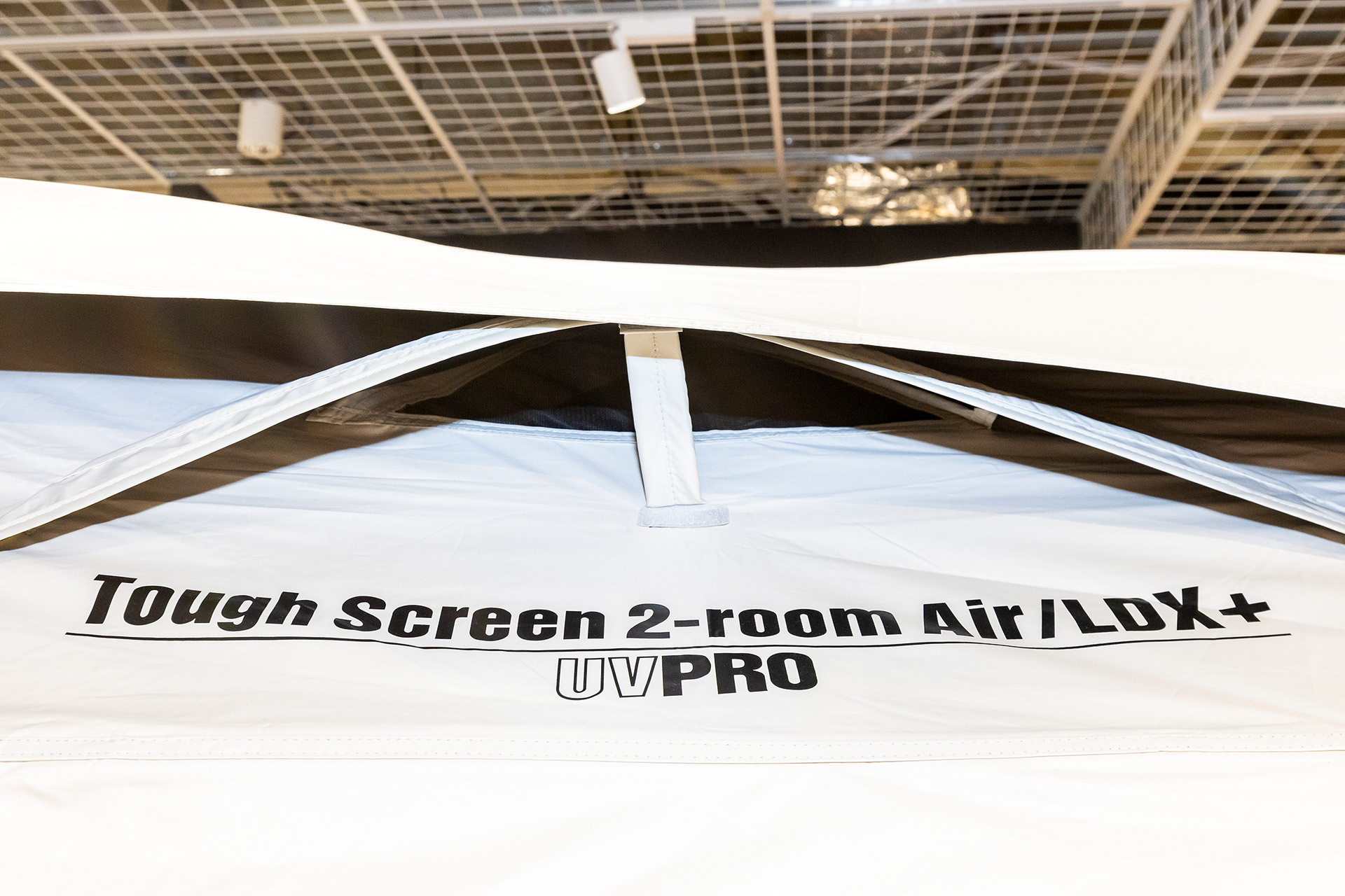 こちらのルーフフライは遮光率90％以上を誇るダークルームテクノロジーを採用