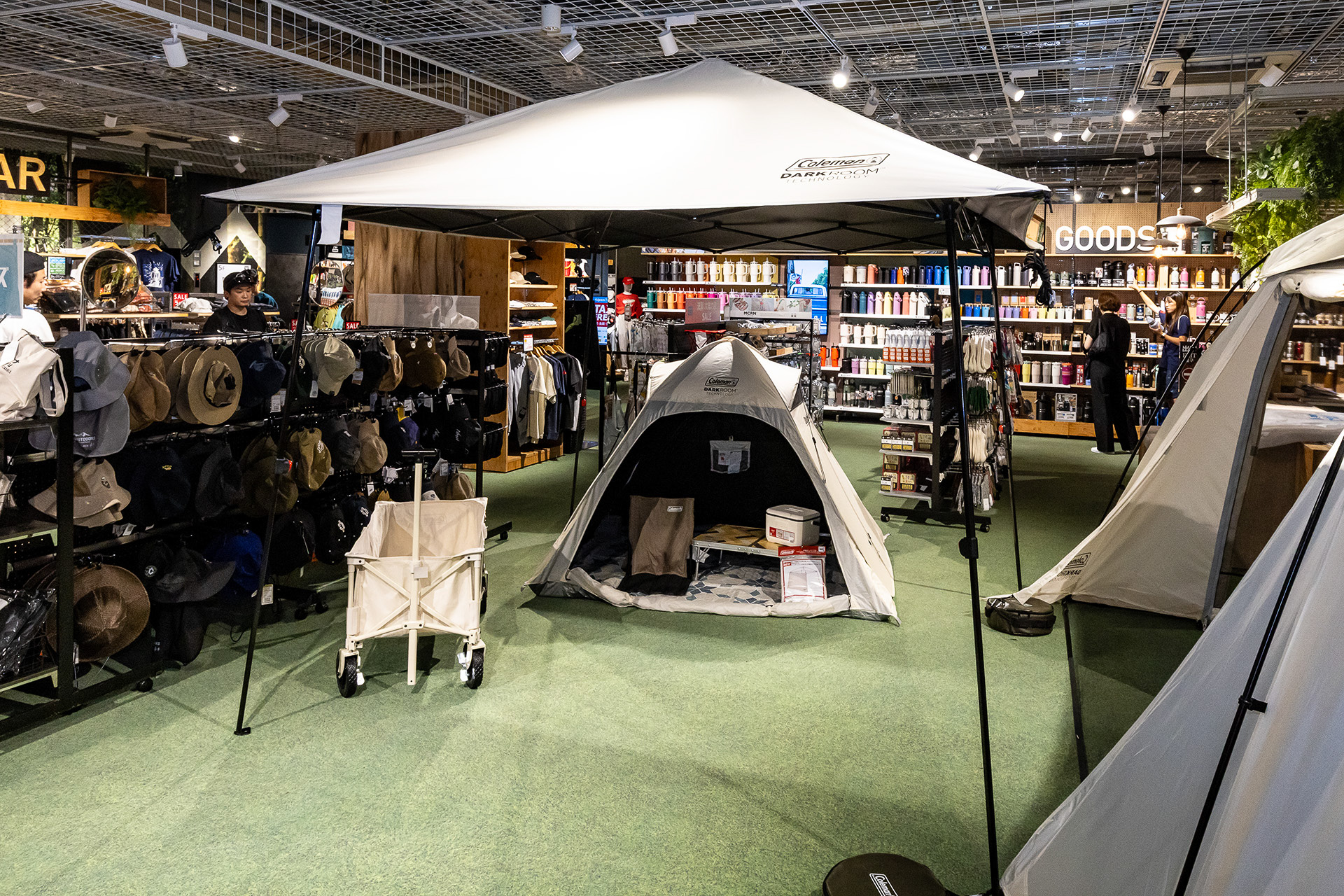 2025年3月発売のインスタントバイザーシェード（デザートサンド）。こちらもダークルームテクノロジーを採用している