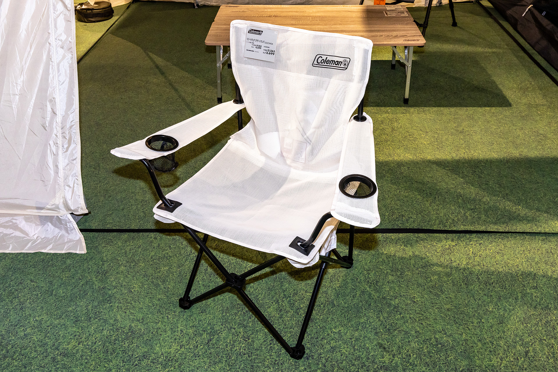 リゾートチェアも同色を用意。2025年6月発売