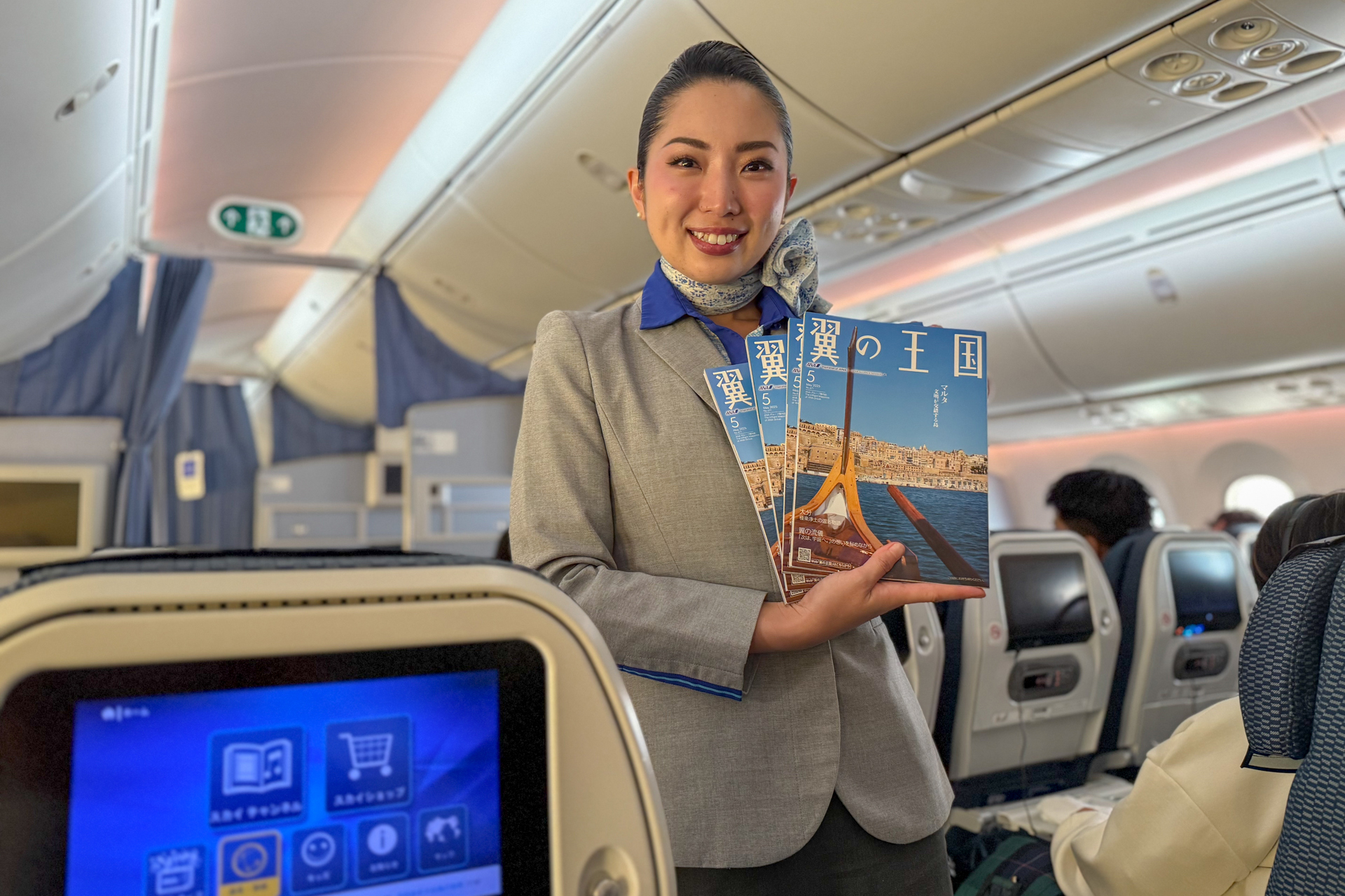 機内誌やスナック＆ドリンクのサーブから