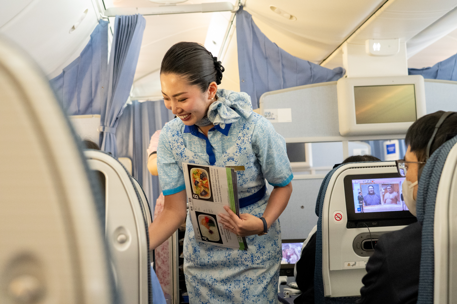 離陸後1時間くらいすると最初の機内食の提供がスタート