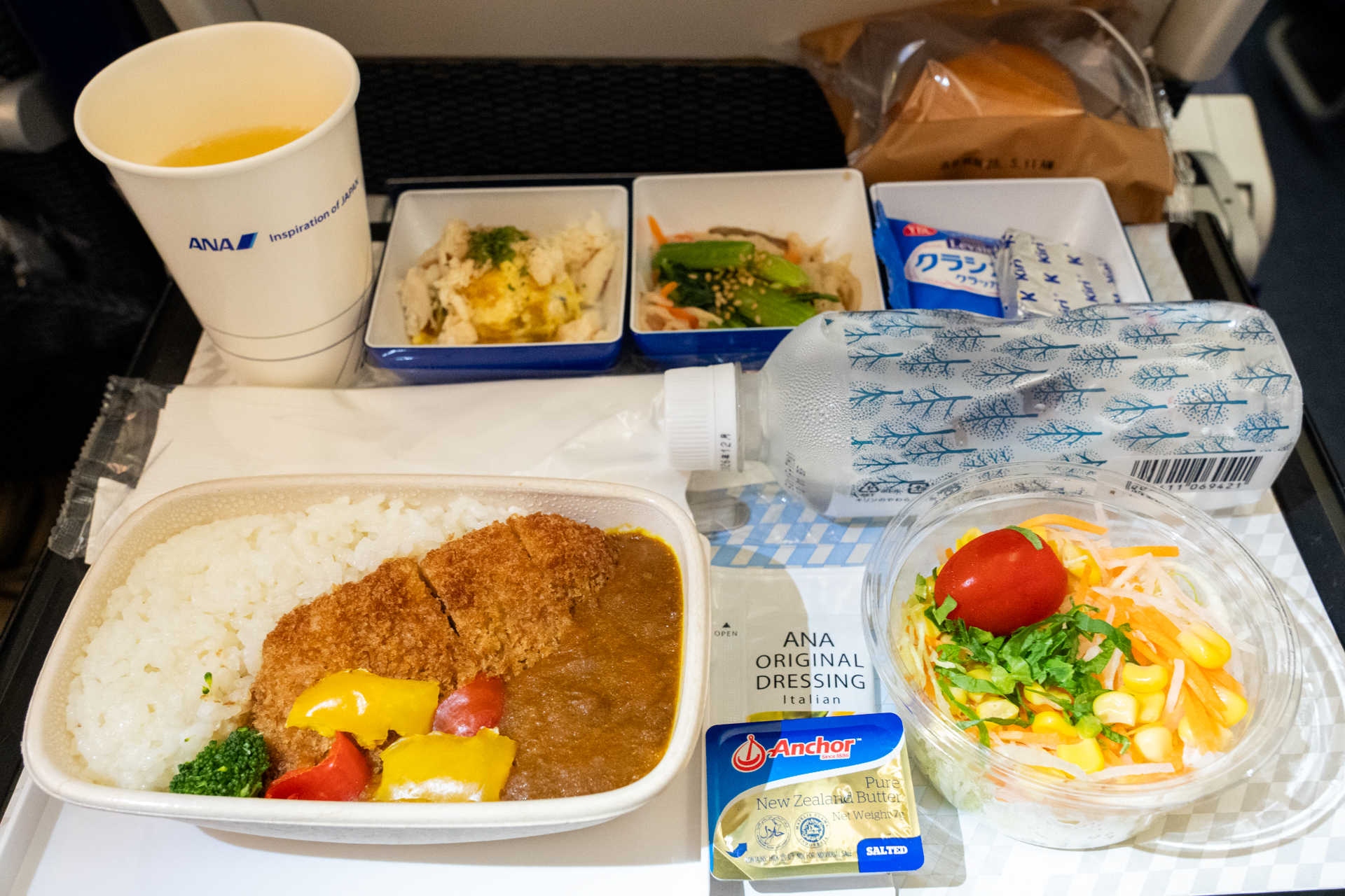 「ANAオリジナルチキンカツカレー」を食べました