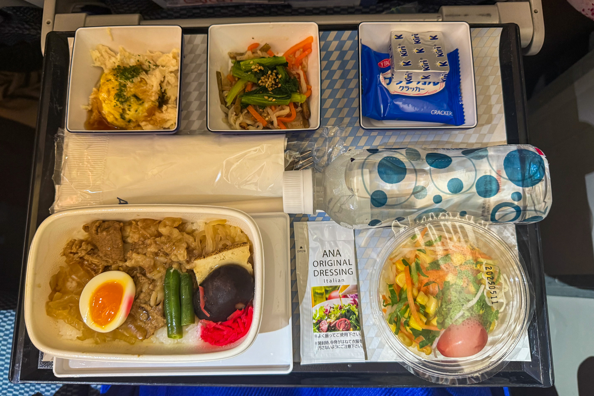 こちらは「牛すき焼き丼」。どちらも環境にやさしい紙素材容器で提供