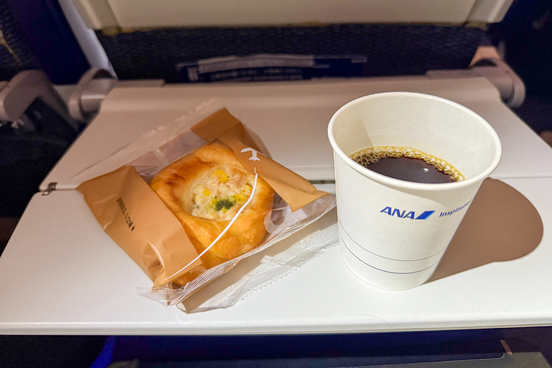 中央アジア上空で出たおやつのツナコーンパン