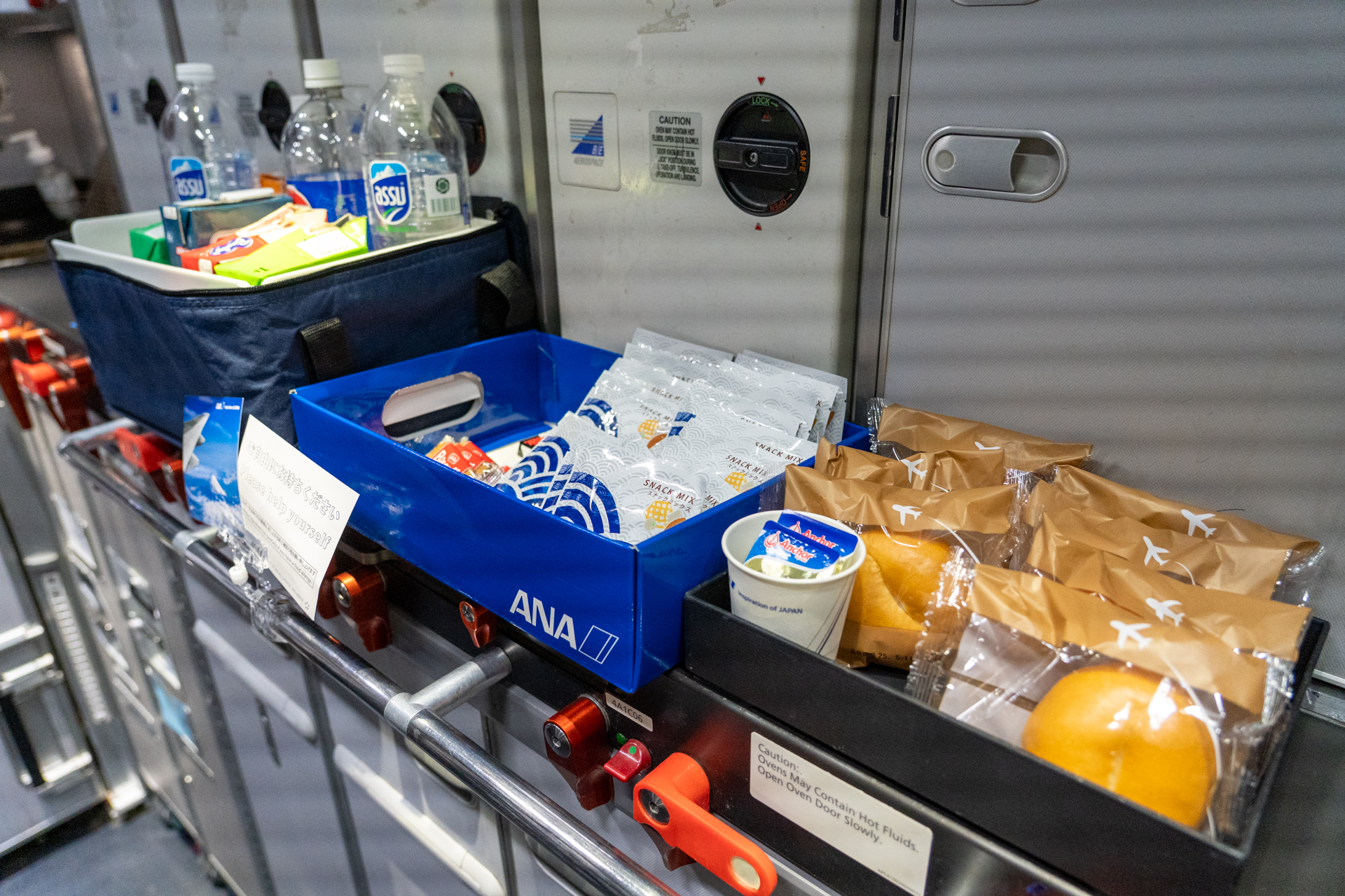 ご自由にお持ちください”コーナーにはナッツやパンなど