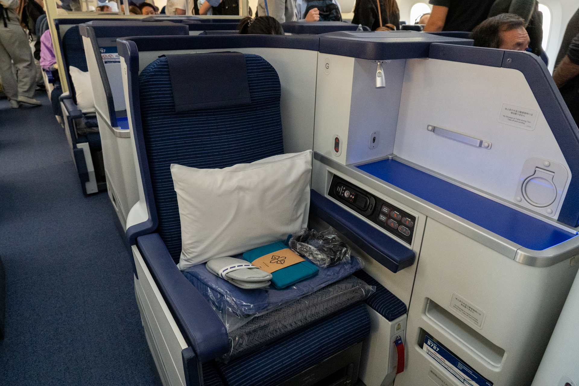 どの座席に座っても通路に直接アクセスできる仕様のビジネスクラス