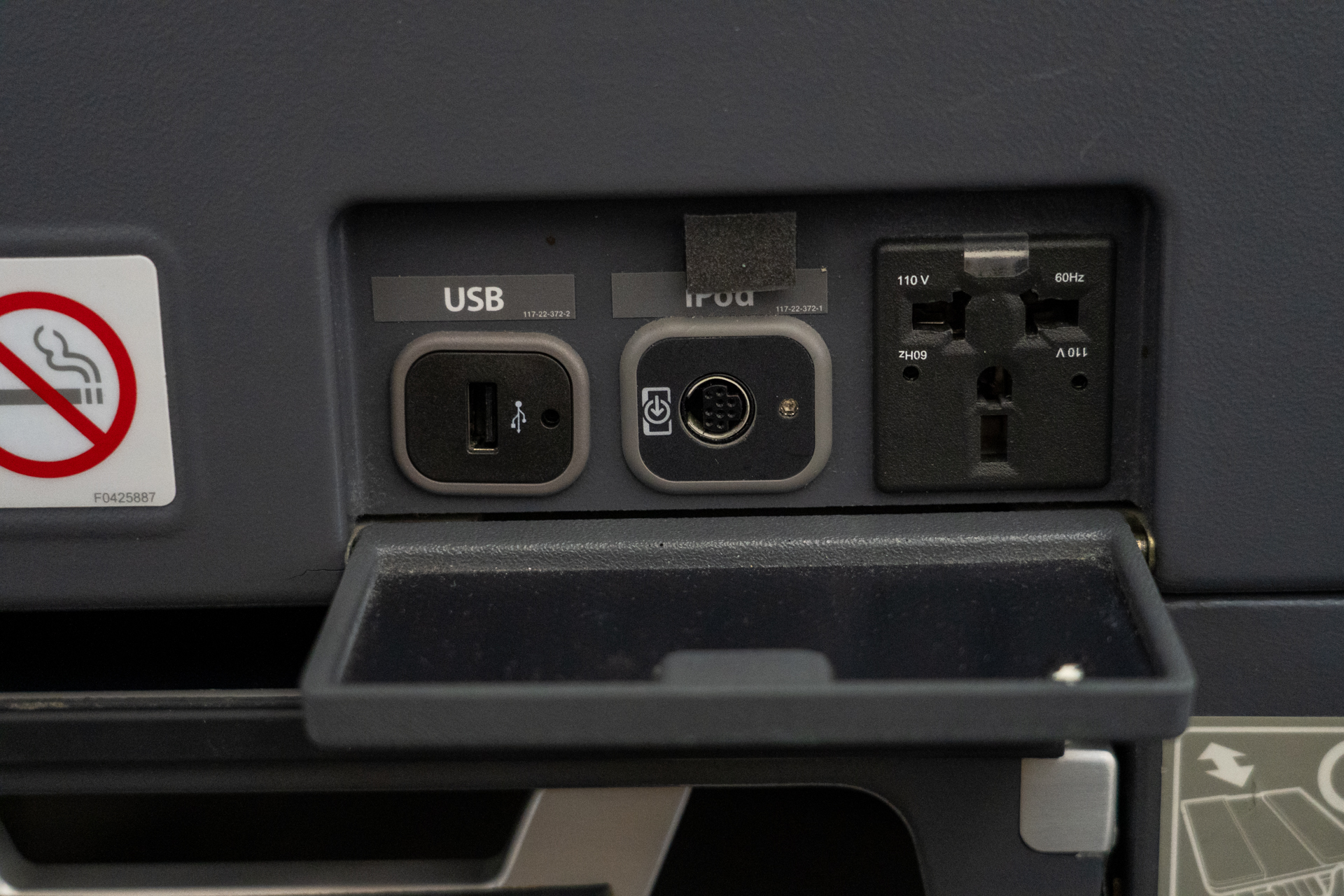 モニター横にはPC電源、USBポート