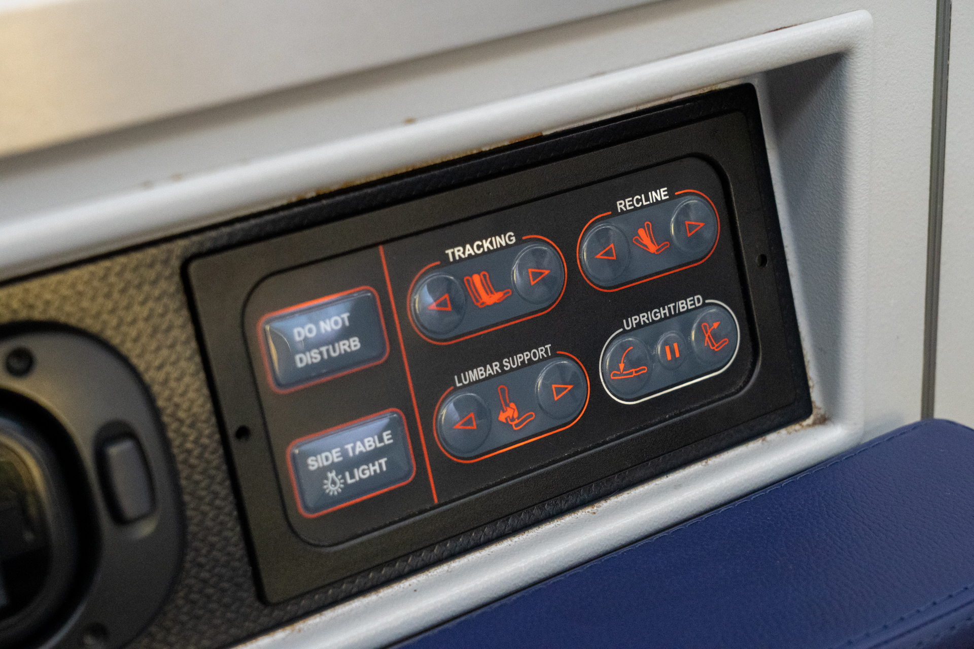 シート位置を調整するボタン