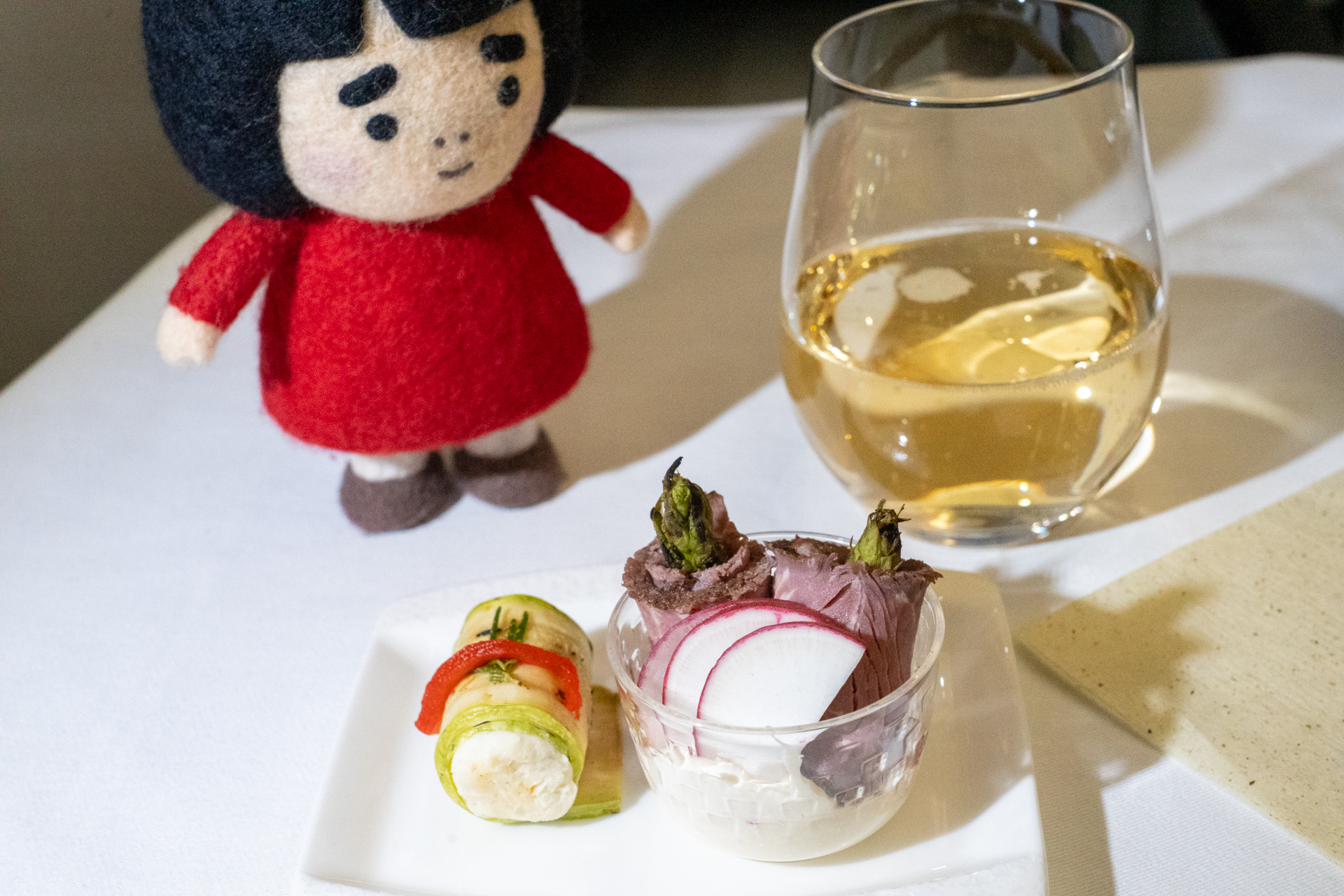 アミューズはアスパラガスをローストビーフで巻いたものなど