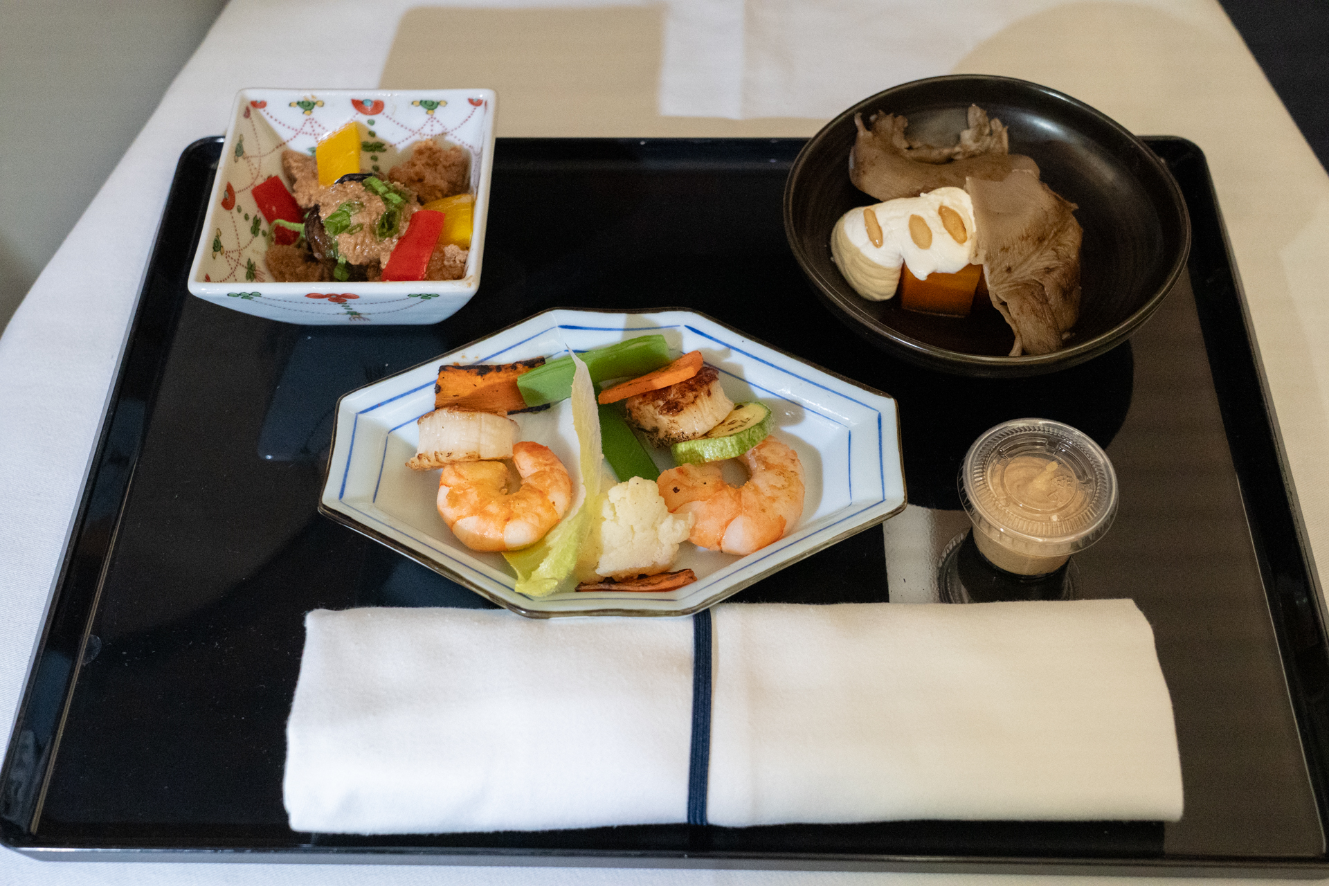 前菜や小鉢、ご飯、味噌汁、香の物がずらりと並ぶ和食