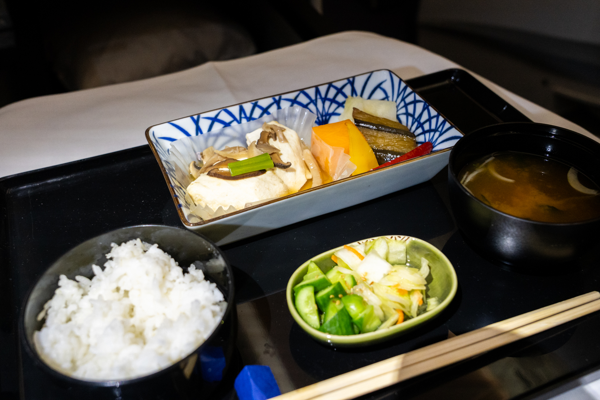 前菜や小鉢、ご飯、味噌汁、香の物がずらりと並ぶ和食