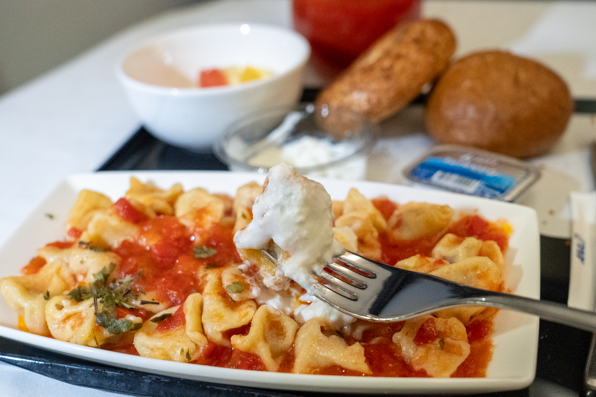 朝食は洋食の「トマトソースマンティ ヨーグルトとともに」。イスタンブールの街なかでよく見かけたシミット（ゴマ付きパン）付き