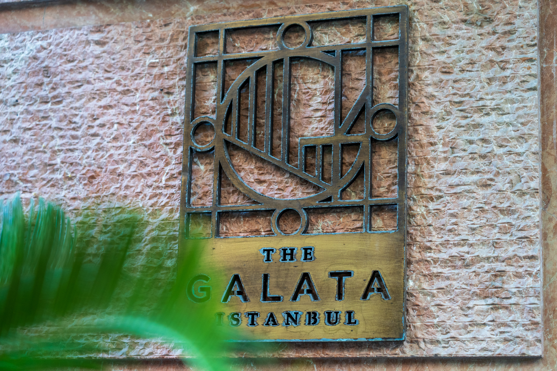 かつて銀行などが立ち並んでいた金融街だった場所にあります