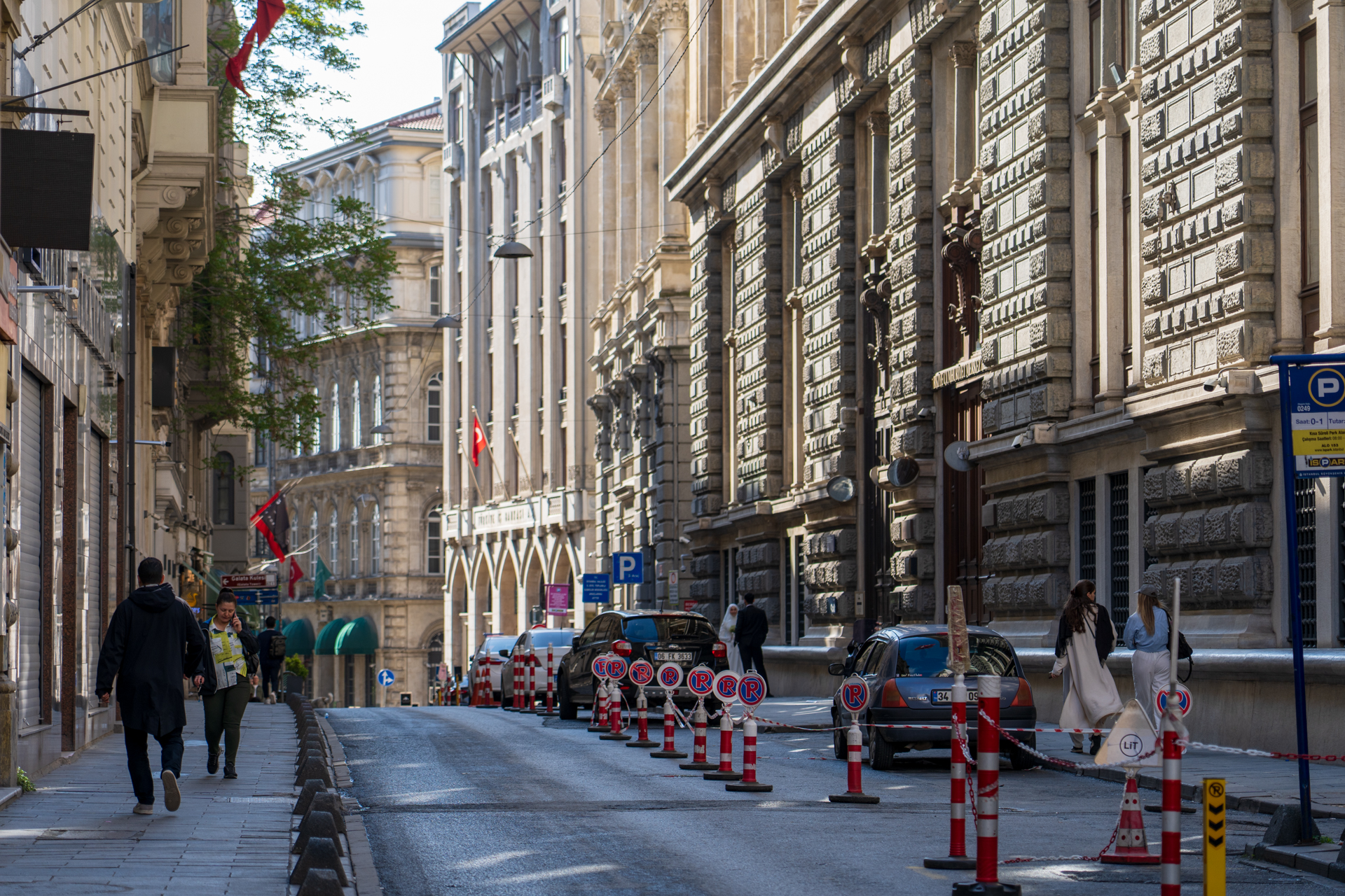 ホテル前の通りはこんな雰囲気。近くにはカフェやコンビニも