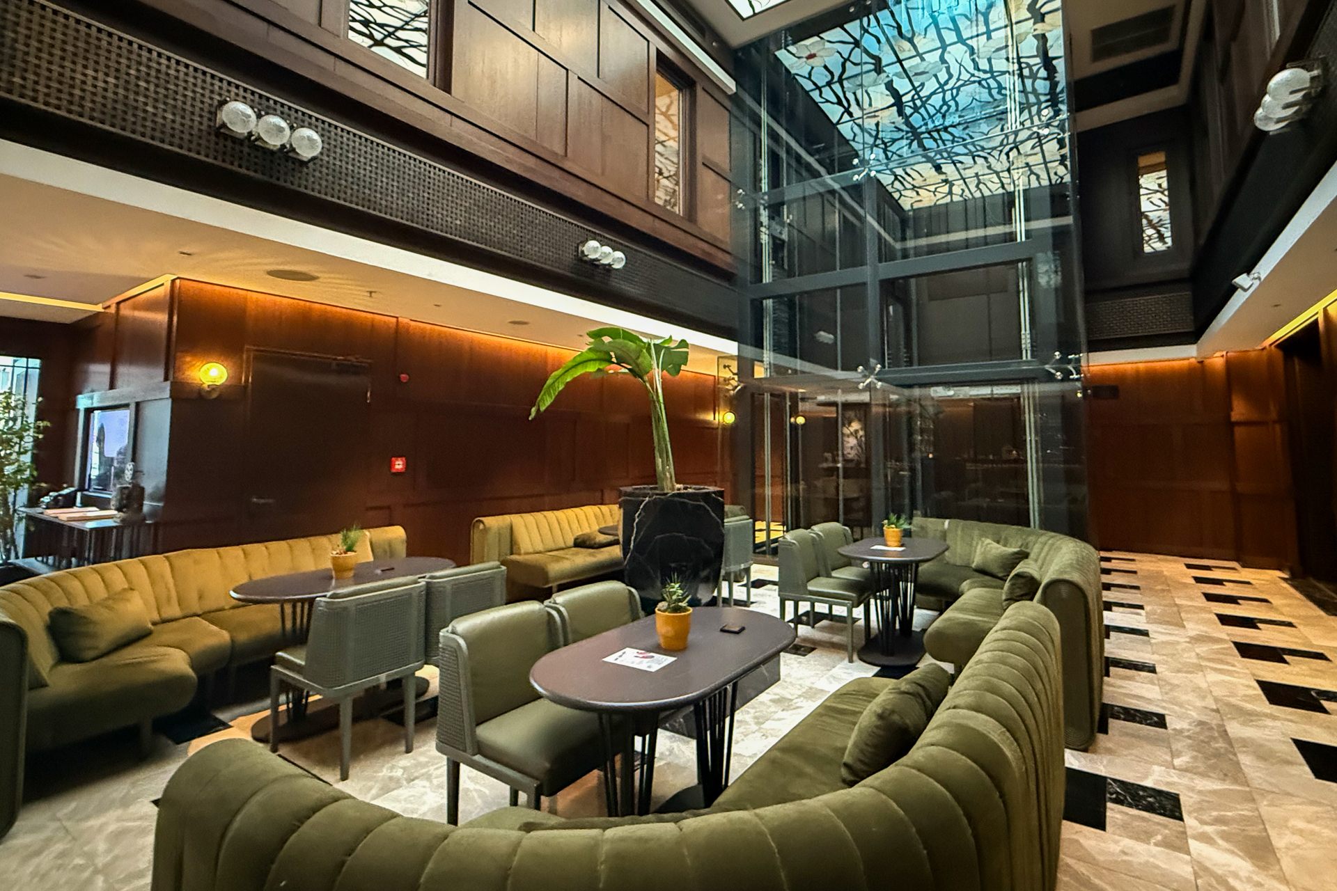 落ち着いたロビーバーの雰囲気もよし