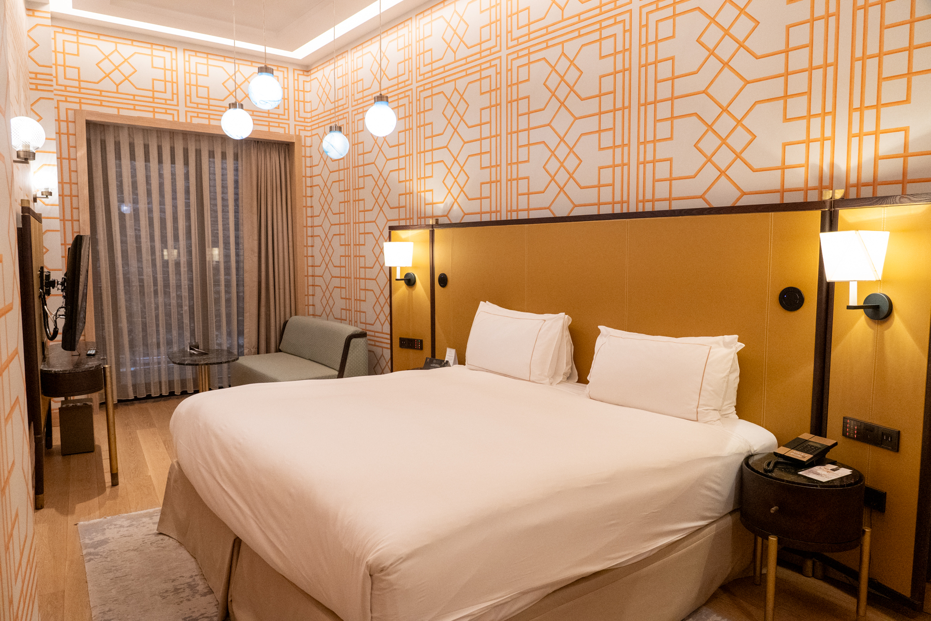 モダンな家具で設えた客室。金庫、バスローブ、無料のミネラルウォーターも。私の部屋は地下1階でした（笑）