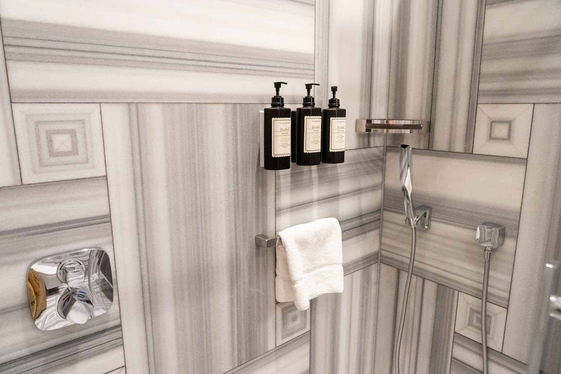 バスタブはなし。シャワーはハンドシャワーとレインシャワーの2種類