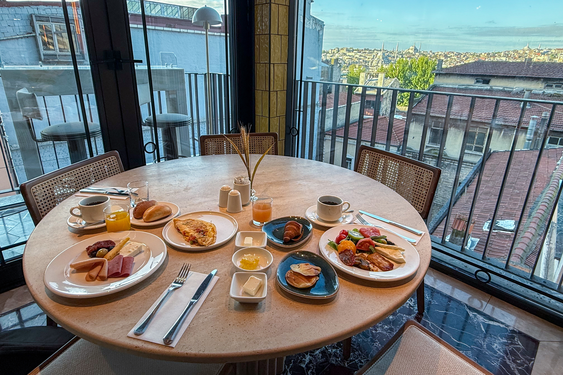 屋根並みの向こうにモスクが見える窓際席