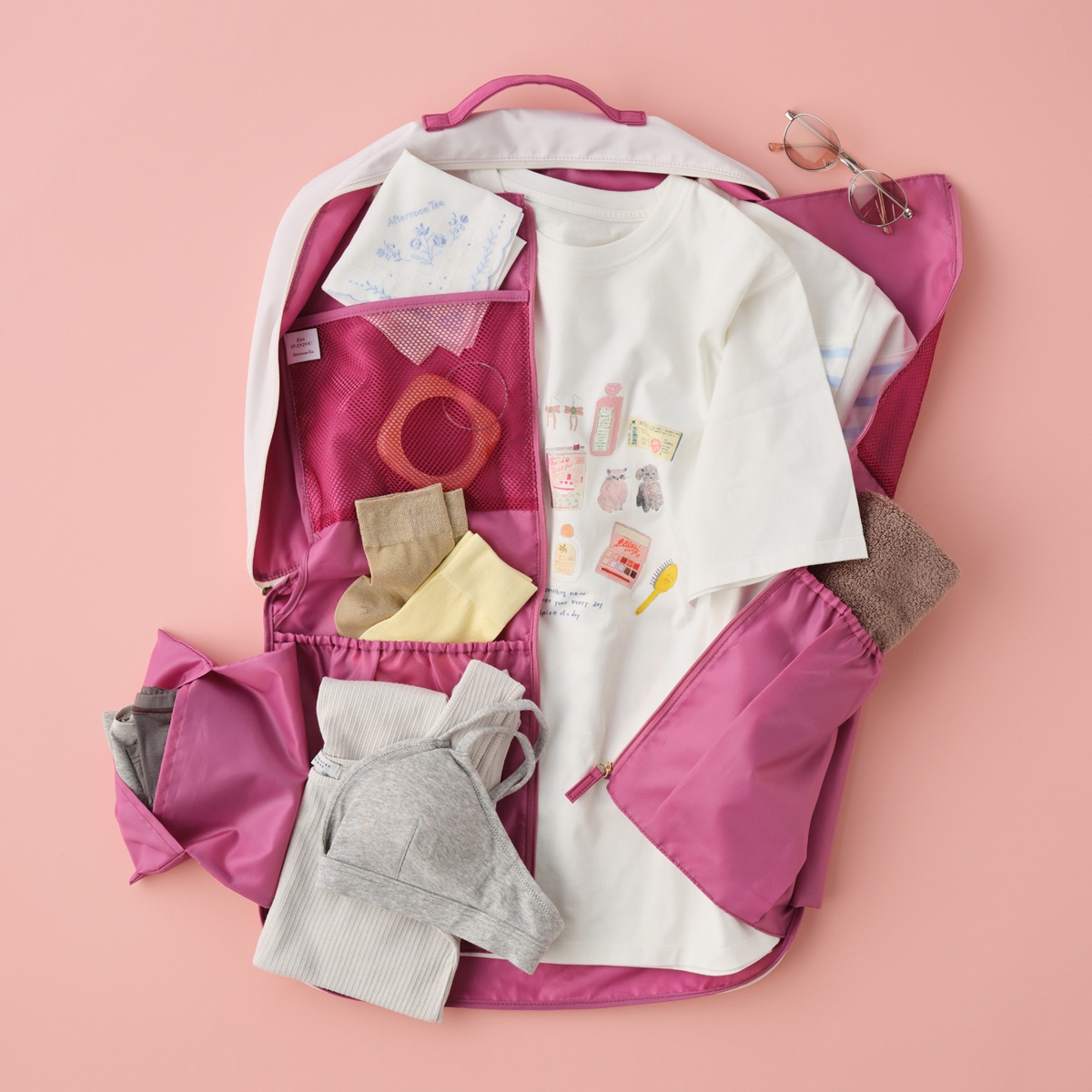 洋服は畳まずに重ねるだけで収納が完了