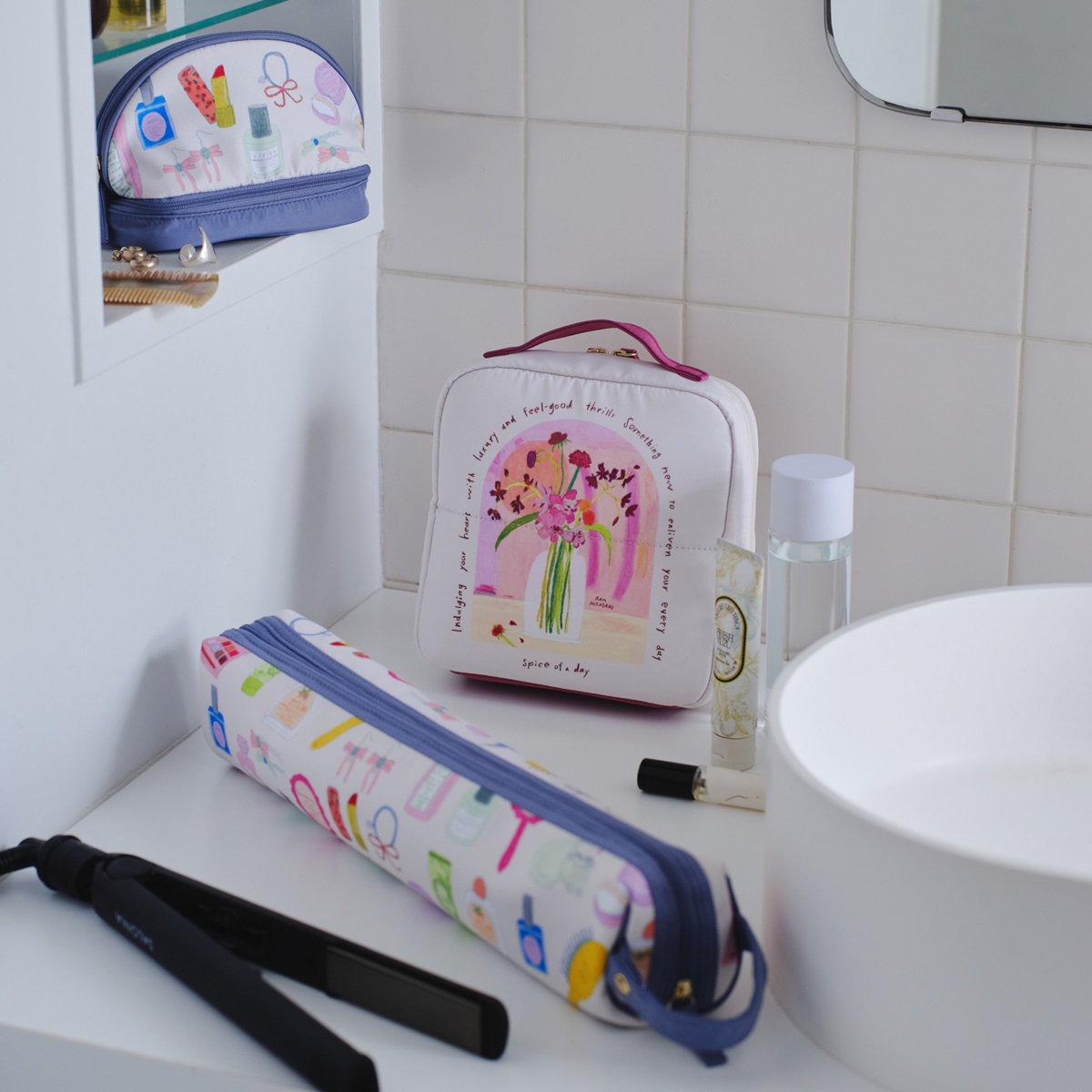 コスメアクセシェル（上）、そのままメイクポーチ（中央）、ヘアアイロンケース（下）