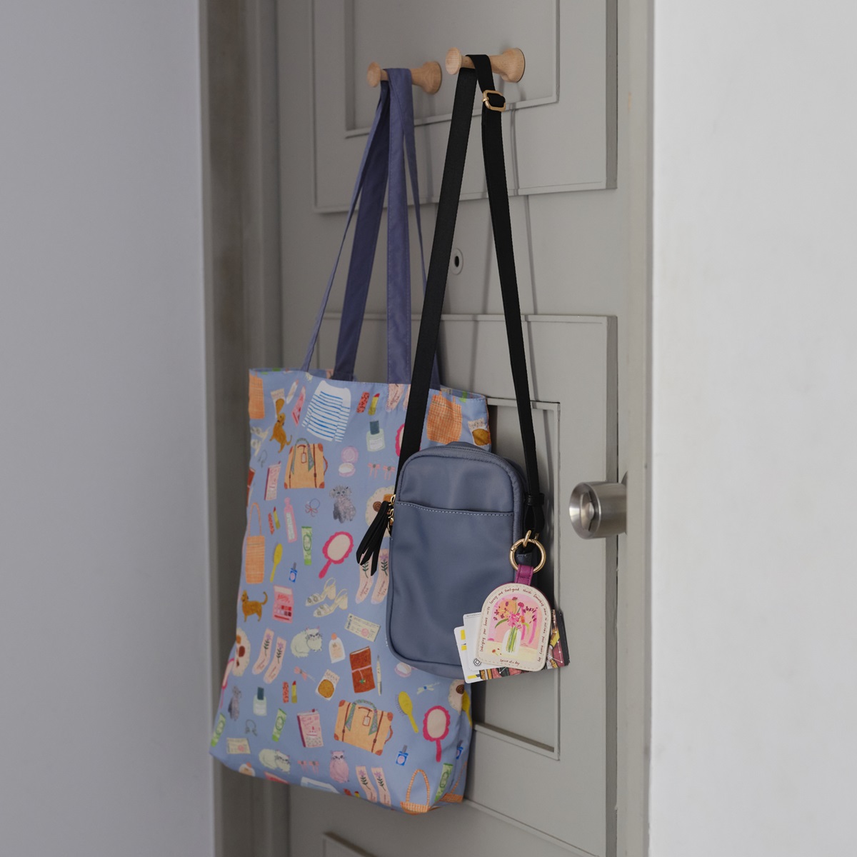 マグネットチャーム（右）、ミニショルダー（中央）、ショッピングバッグ（左）