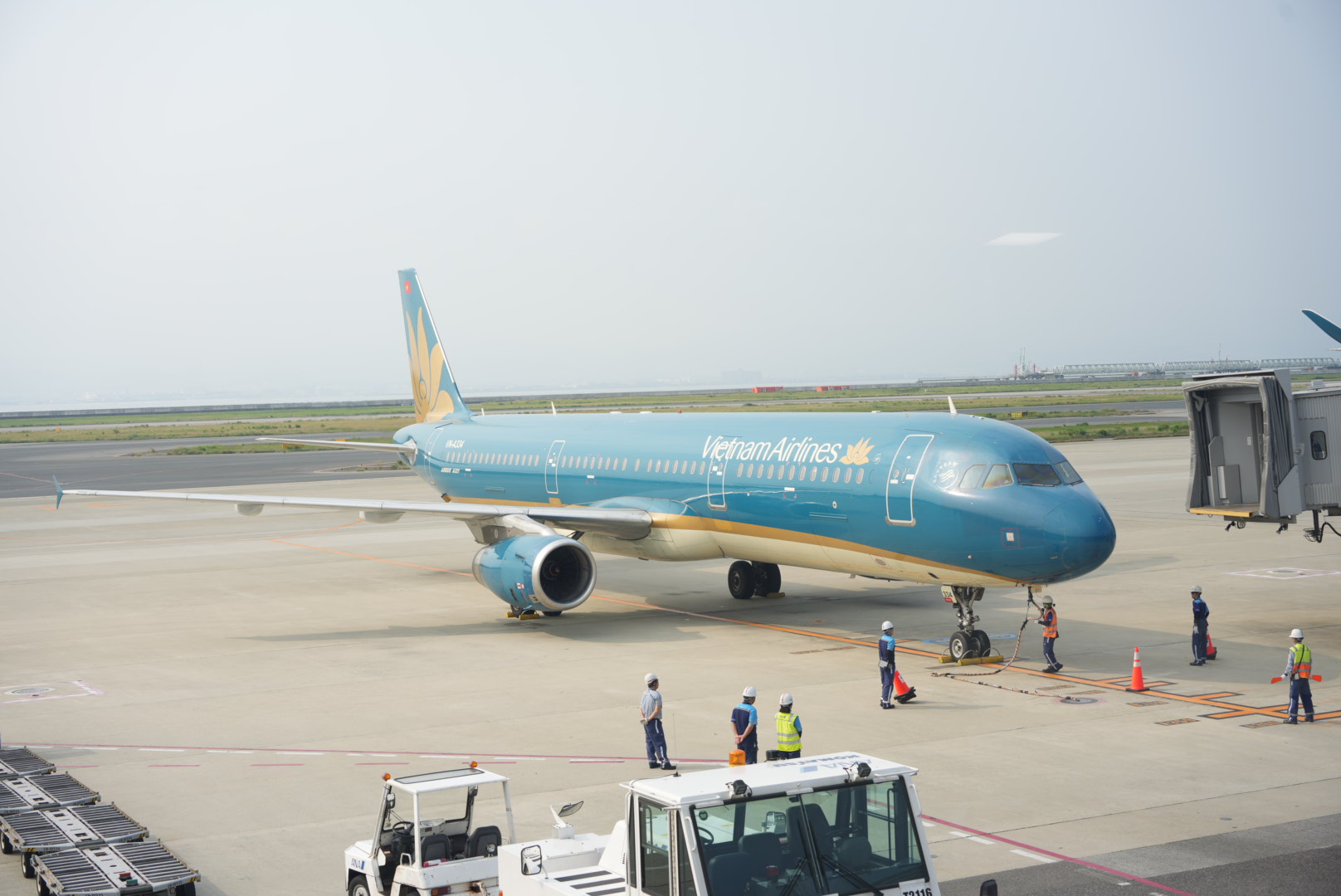 関西国際空港第1ターミナルからダナンへ飛び立つVN337便