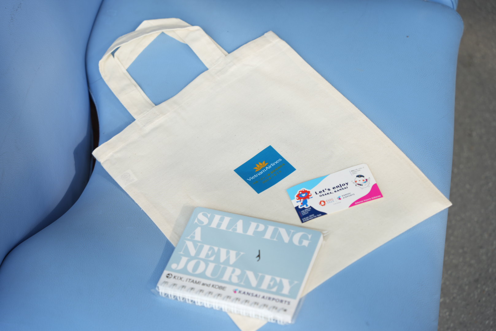 運航再開を記念して搭乗者に渡された、ベトナム航空のロゴ入り記念トートバッグ