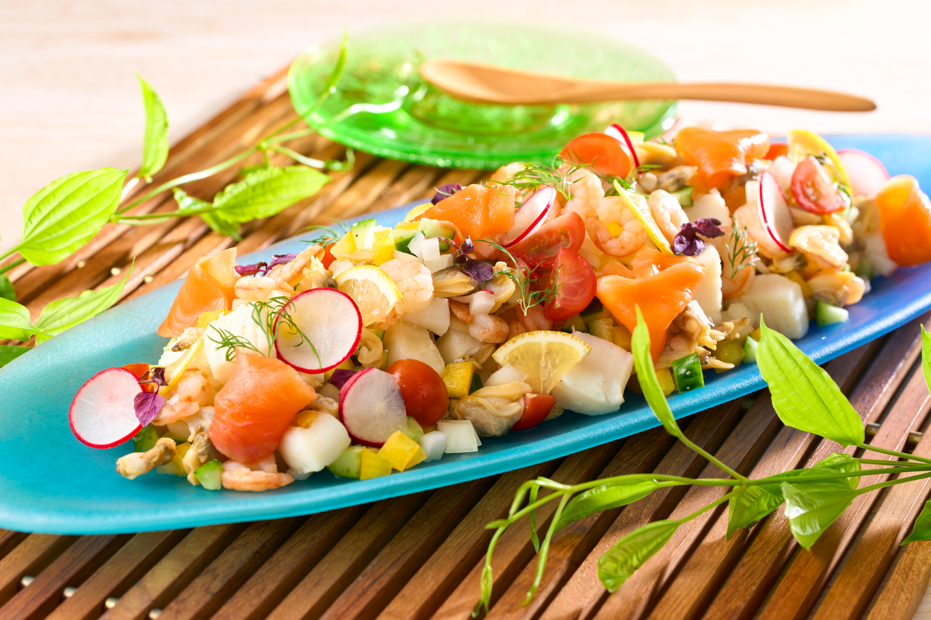 彩り豊かなシーフードサラダ