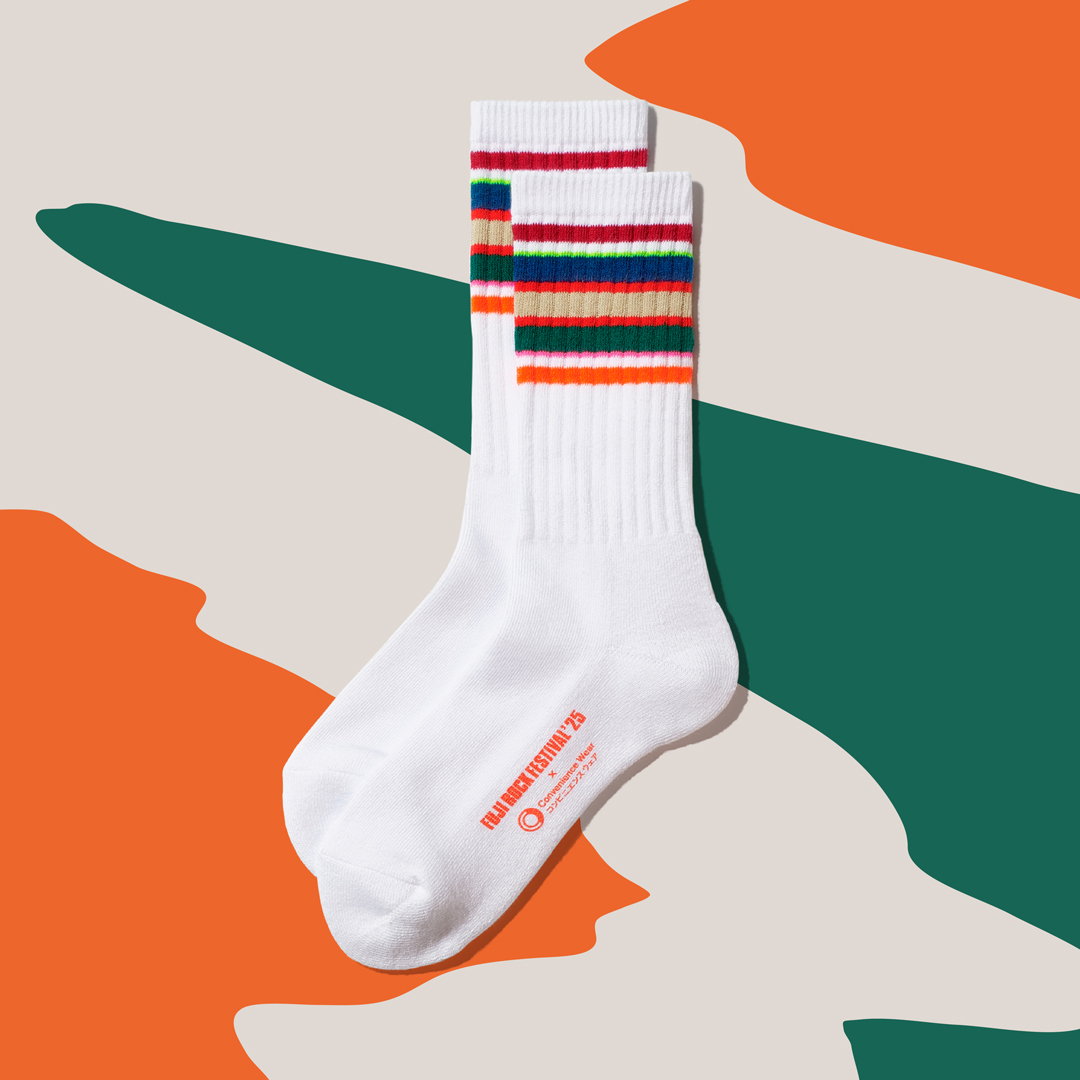 「ラインソックス」は2色展開で、フジロック'25ポスターと連動した限定デザイン。足底パイル仕様でクッション性に優れ、抗菌防臭加工によりに臭いにくい