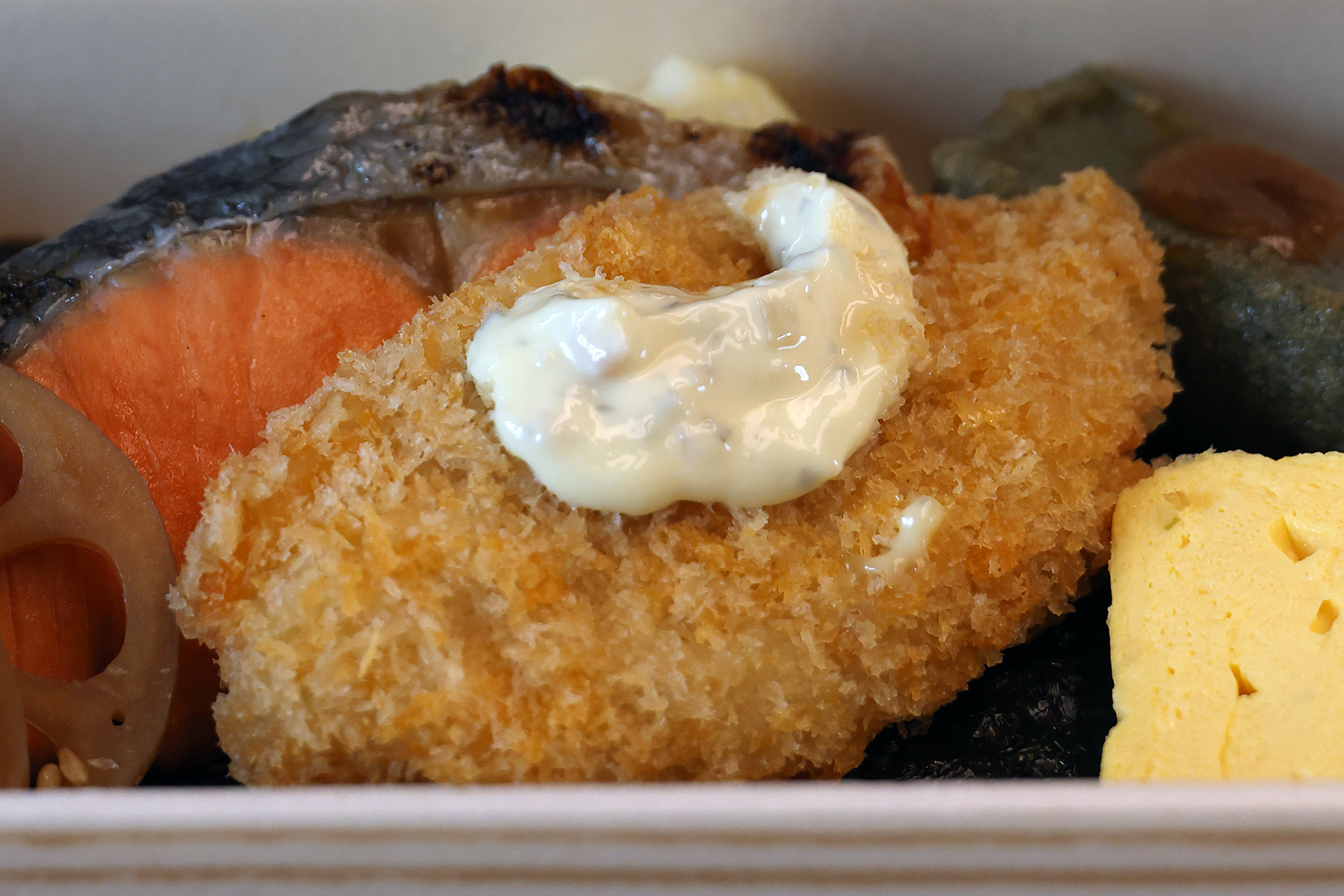 タルタルソースで食べる大きな白身魚のフライ