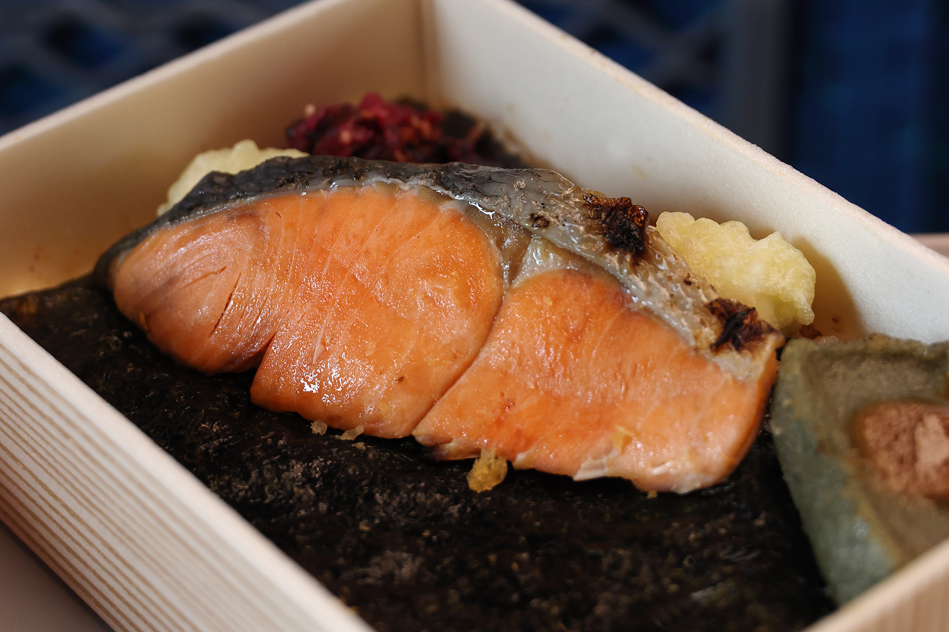 紅鮭塩焼きも大きい