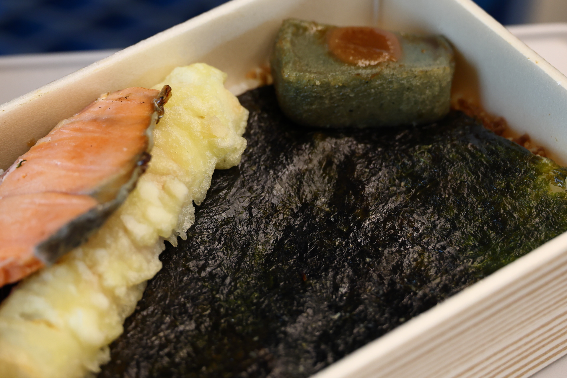 おかずの下から現われる海苔の風味がなかなかいい