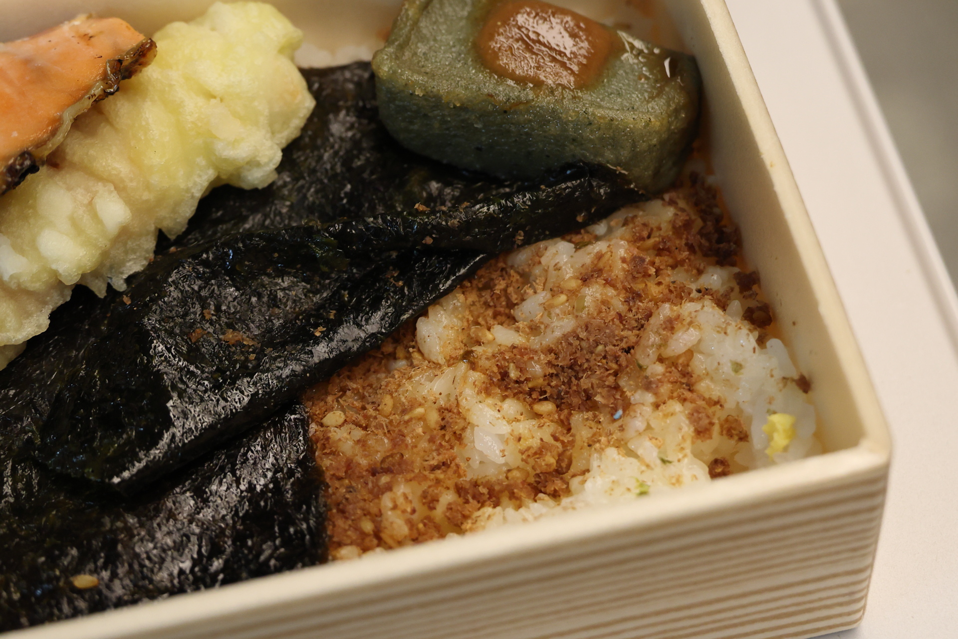 海苔の下にはおかかのかかったごはん