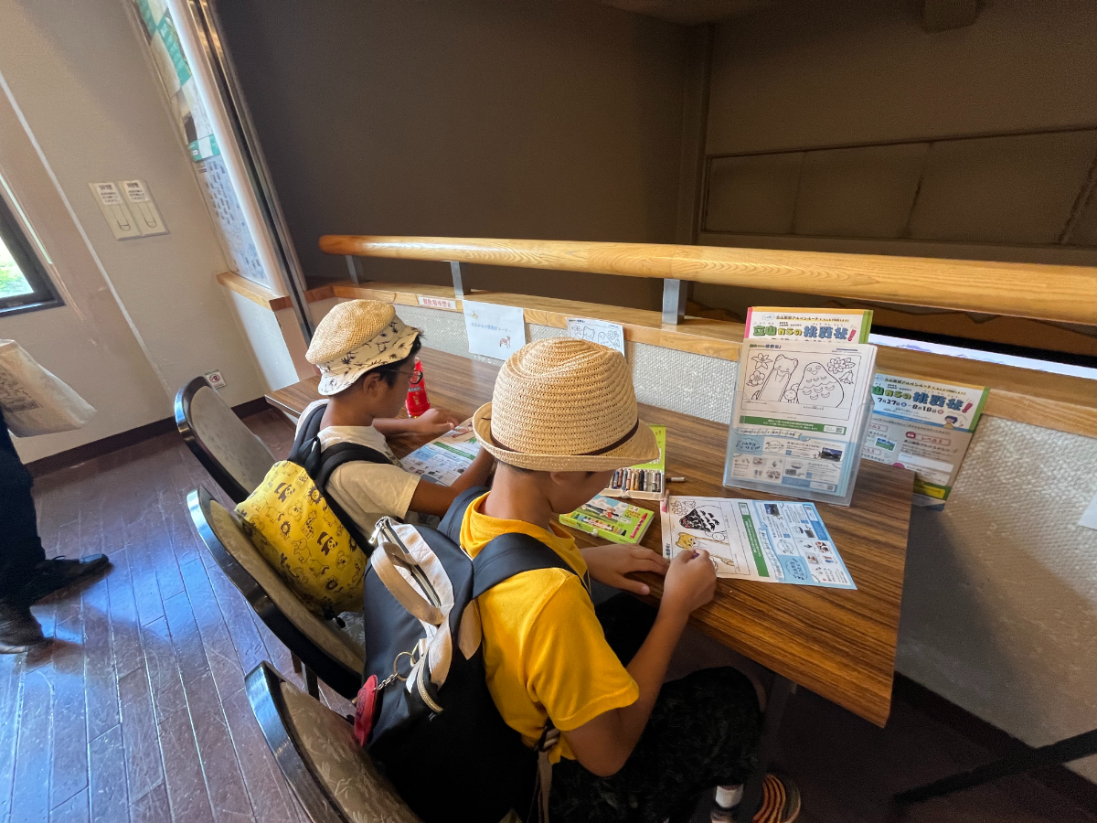 ライチョウ折り紙作りなどに家族で挑戦できる