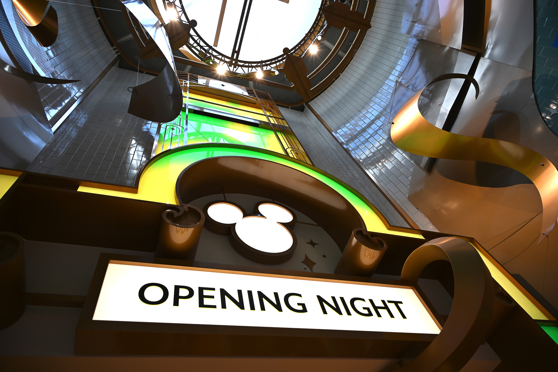 映画のOPENING NIGHTの看板もエントランスに掲げている