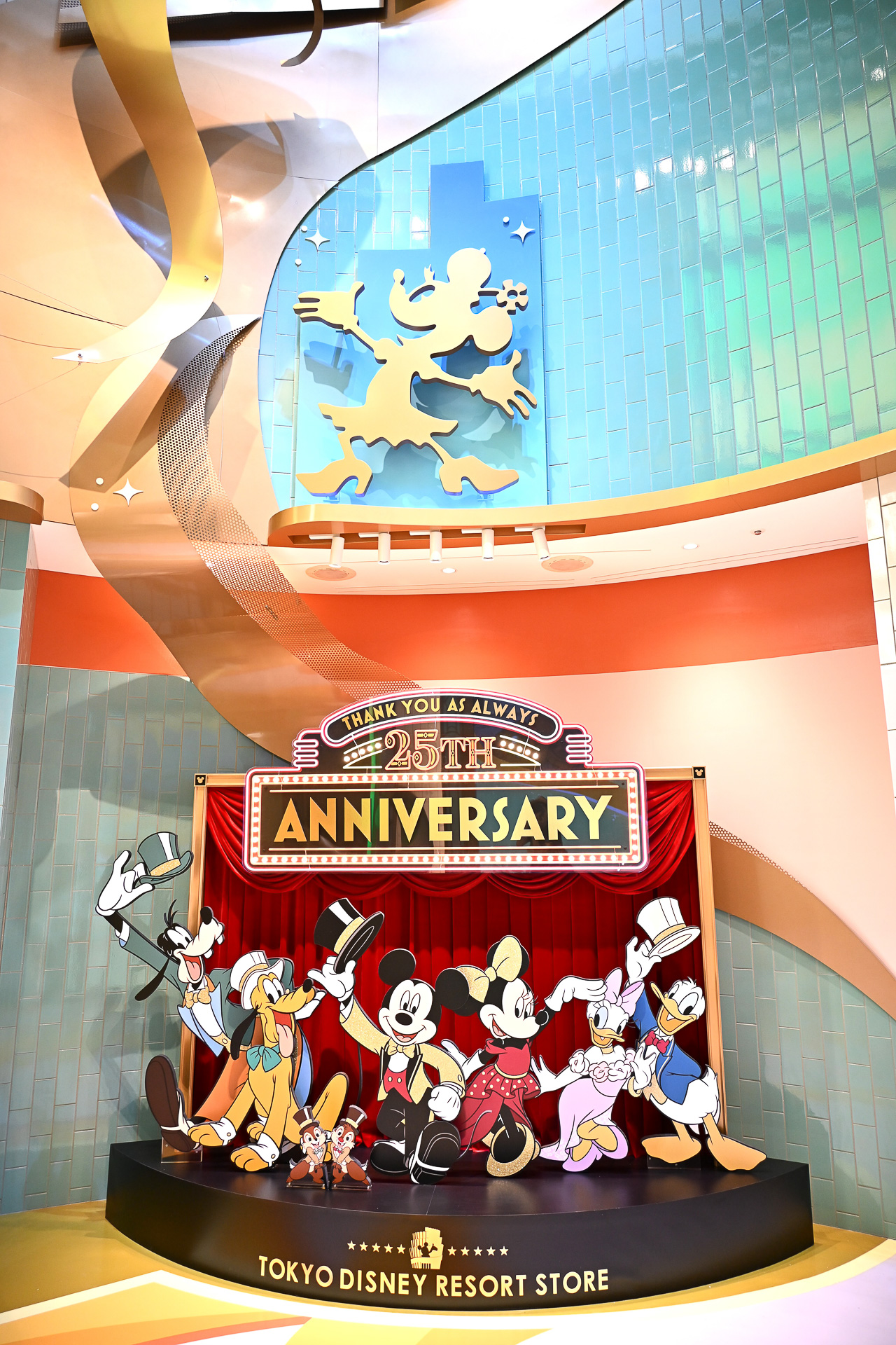 25周年をお祝いするフォトスポットを設置している